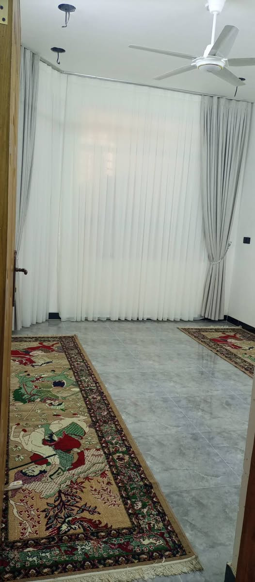 السلام عليكم ورحمة الله وبركاتة 
الدار للبيع طابق واحد فقط المكون من طرمه واستقبال ومطبخ وصاله وغرفه نوم وصحيات.... 
المساحه 100 متر
الواجهه 7
النزال 14
الموقع: نهاية حي اور الغرير 
قرب جامع الغرير. 
السعر: 90 وبي مجال.
الاتصال والاستفسار على الرقم: ***********
