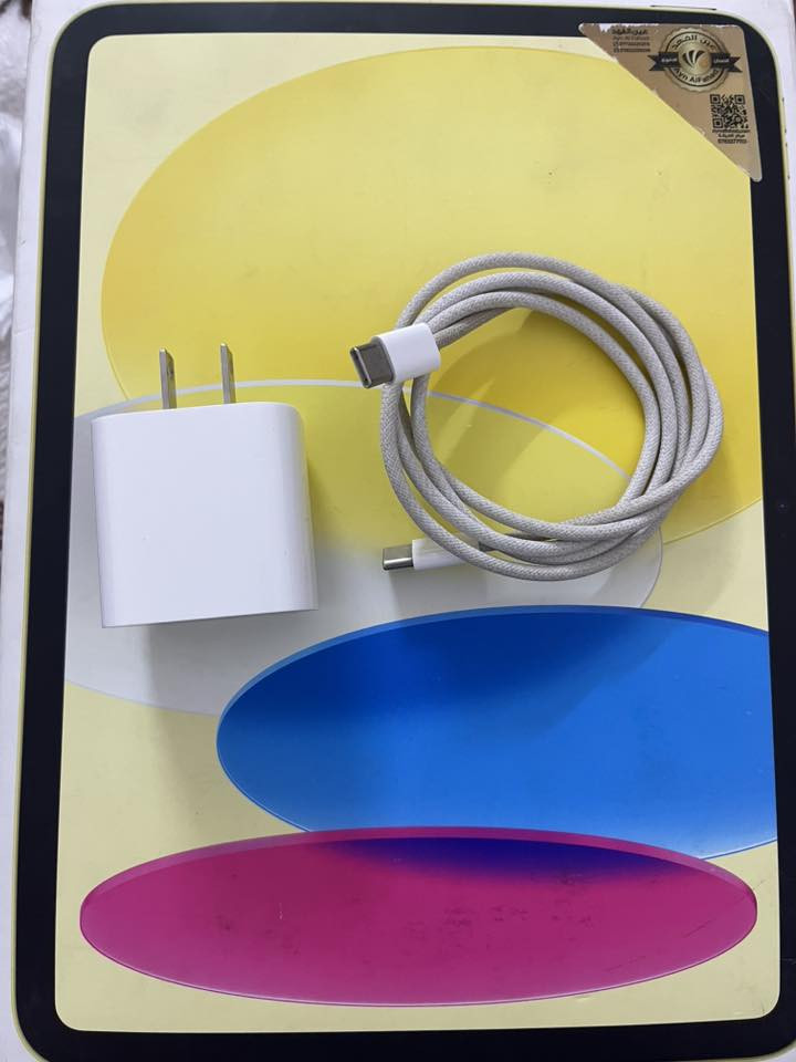 ايباد الجيل العاشر 
نظافة 100%
بطارية 100
ذاكرة 256 
كامل ملحقات
( شاحن )(كيبل) (وكارتون)
السعر خاص
للتواصل خاص او واتساب ***********
