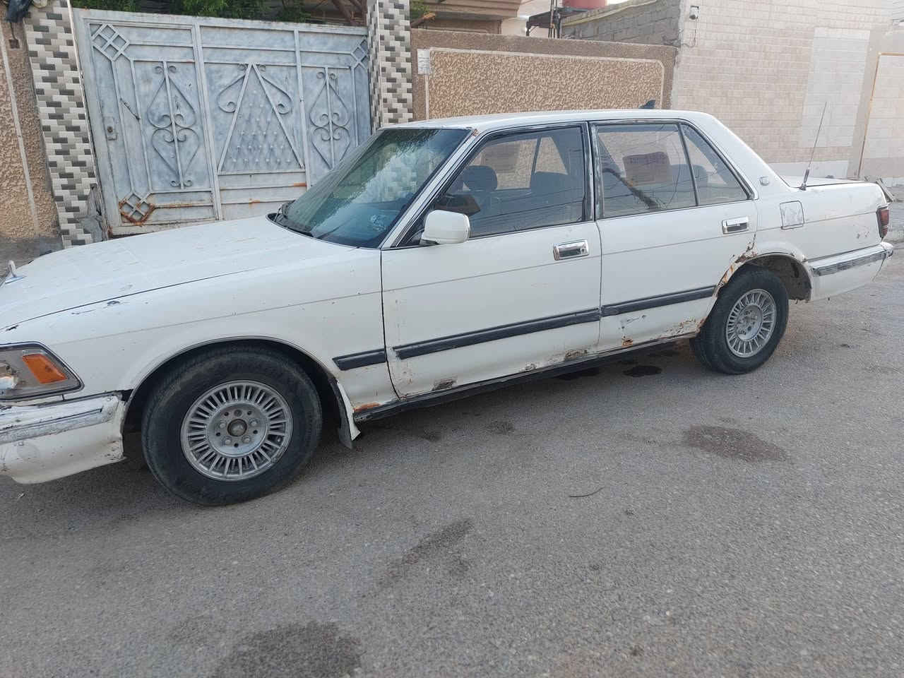 سوبر سيدان للبيع مكينه وكير شرط حداديه حلوه والباقي شوف العين السعر 22 وبيها مجال مكان السياره سماوه رميثه ***********
