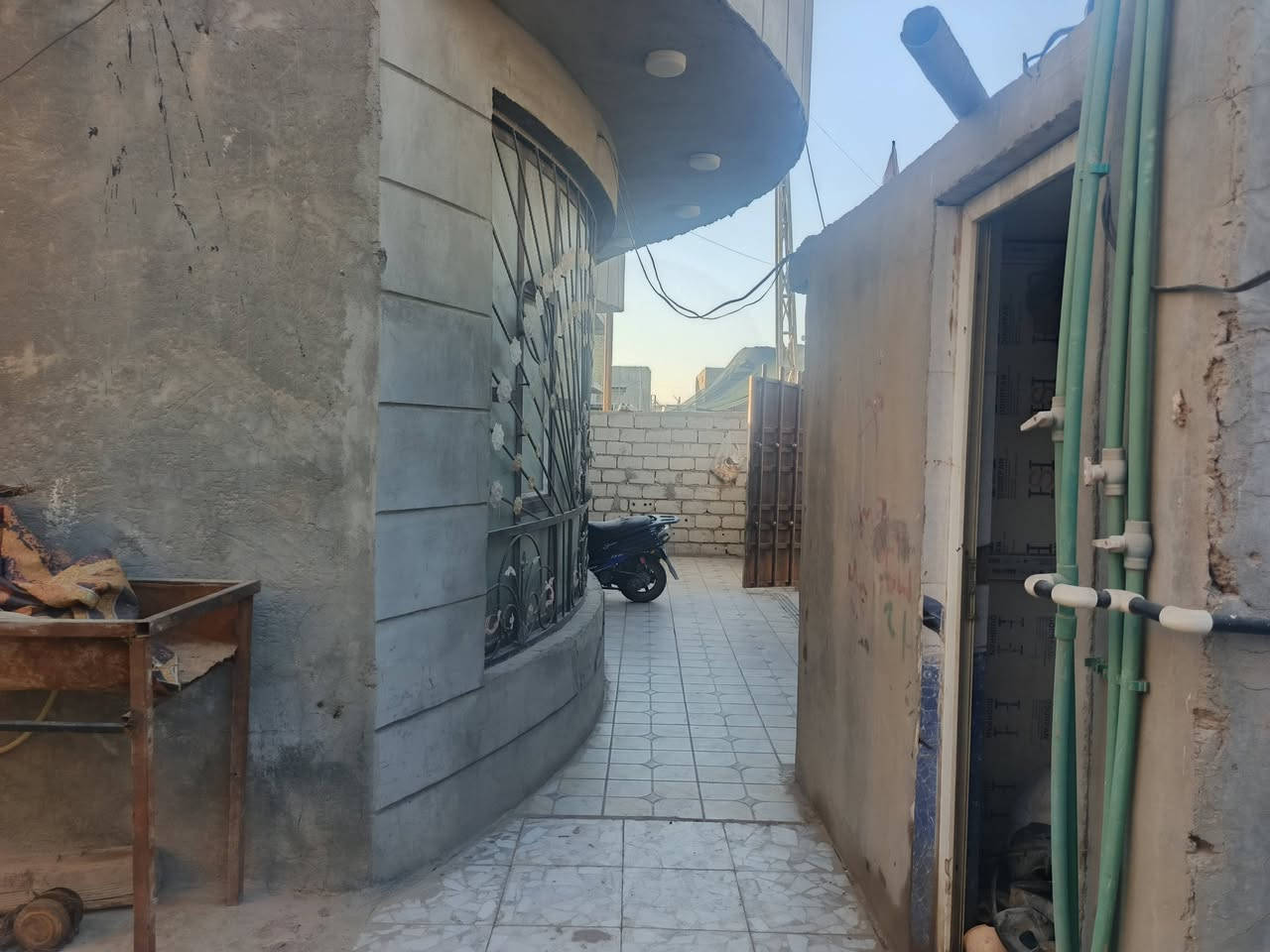 بيت للبيع المساحه 300متر طابو زراعي سند 25 تحويل كافة الاسهم غرفتين نوم وصاله ومطبخ وستقبال وصحيات داخليه وخارجيه حديقه وكراج خدمات كامله تبليط ماء مجاري عرض الشارع 12متر بناء طابوق السقف صب مسلح عنوانه طويريج حي الرياض قرب مدرسة الفظل الاهليه السعر 225مليون مع المجال للتواصل ***********
