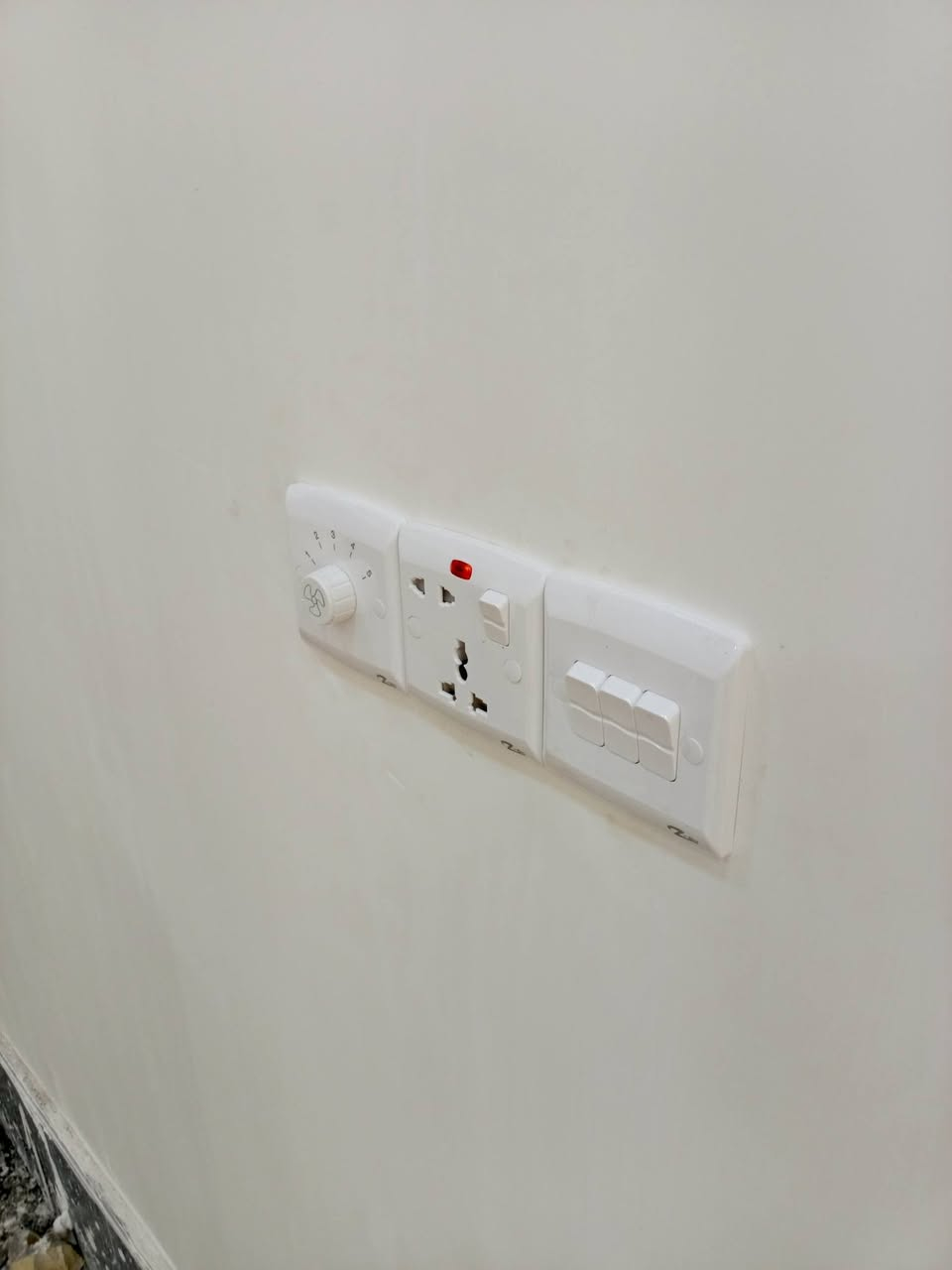 اعمال ورشة السراي الكهربائية في أحد المواقع داجل المجمع السكني النفطي.
تأسيس كهرباء عام سيطرة وتحكم.
تنصيب كاميرات المراقبة.
تنصيب منظومات الستلايت والانتر كام والسماعات الصوتية .
عمل بوردات كهرباء وتوزيع الاحمال وصيانتها.
كل ما يخص الكهرباء يمنة .

***********
