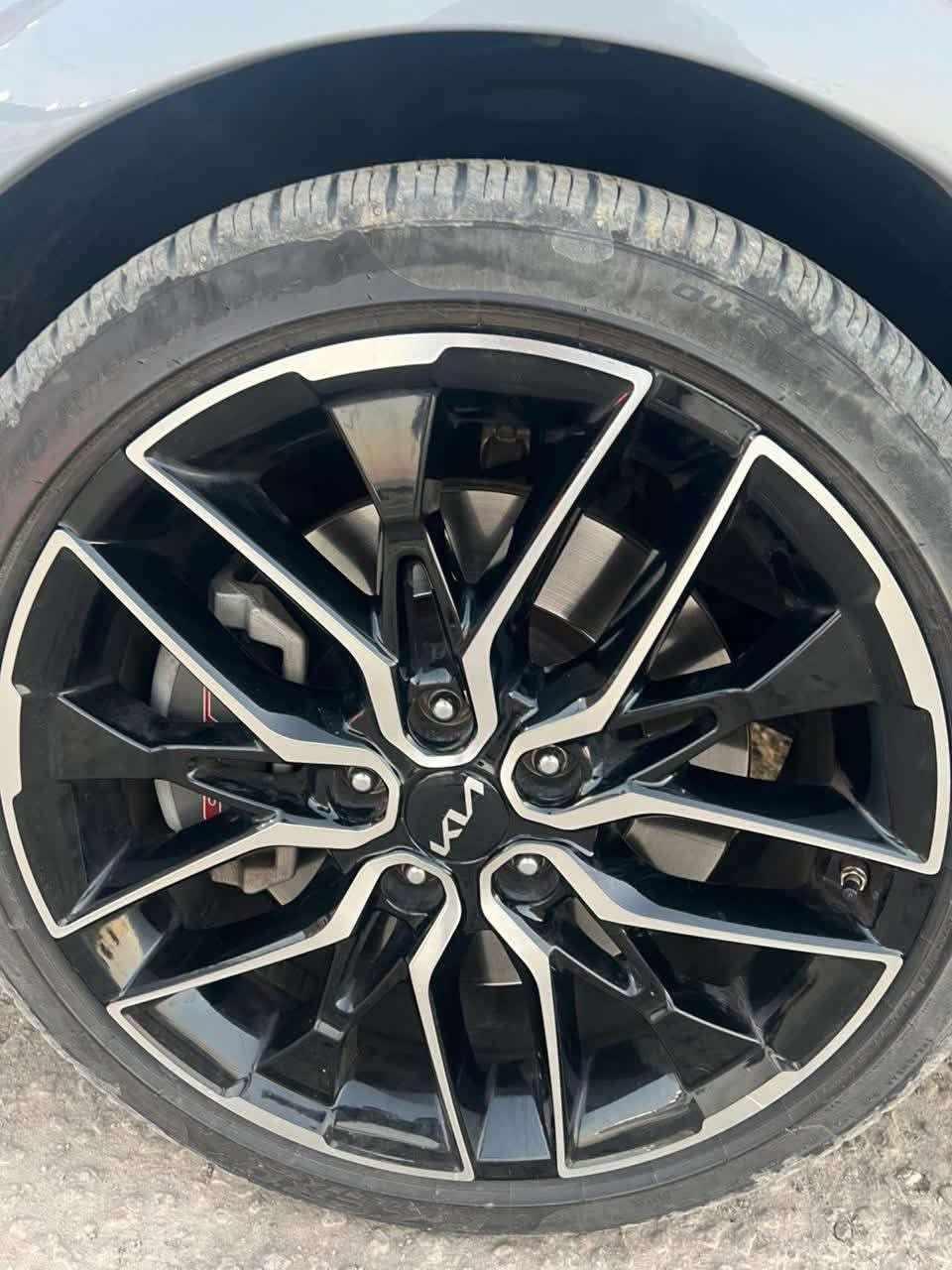 السلام عليكم
K5 GT 2500 T للبيع 2024
تعتبر كيا K5 GT بمحرك 2500 توربو (T-GDi) الفئة الأقوى والأعلى أداءً في تشكيلة K5، وهي مصممة لتقديم تجربة قيادة رياضية بامتياز. إليك أبرز المواصفات الفنية والتقنية لهذا الإصدار:
1. المحرك والأداء (Powertrain)
• نوع المحرك: 4 أسطوانات سعة 2.5 لتر مع شاحن توربيني (Turbocharged).
• القوة الحصانية: حوالي 290 حصان.
• عزم الدوران: 422 نيوتن متر (متوفر عند دورات محرك منخفضة لاستجابة سريعة).
• ناقل الحركة: أوتوماتيكي مزدوج القابض (DCT) بـ 8 سرعات "Wet Type" لتبديل سرعات فائق السرعة.
• نظام الدفع: دفع أمامي (FWD) مع نظام تعليق رياضي مخصص لفئة GT.
• التسارع: من 0 إلى 100 كم/ساعة في غضون 5.8 ثانية تقريباً.
2. التصميم الخارجي (Exterior)
• العجلات: رينجات ألمنيوم قياس 19 إنش بتصميم خاص بـ GT.
• المكابح: ملاقط مكابح (Calipers) أكبر حجماً لتحمل الأداء العالي.
• العادم: مخرج عادم رباعي (Dual Twin Tips) يعطي مظهراً وصوتاً رياضياً.
• الإضاءة: مصابيح LED أمامية "Heartbeat" مع إضاءة نهارية مميزة، ومصابيح خلفية متصلة.
• اللمسات: شبك أمامي أسود بتصميم رياضي هجومي وشعار GT.
3. المقصورة والتقنيات الداخلية (Interior & Tech)
• المقاعد: مقاعد رياضية حاضنة بكسوة من الجلد أو "SynTex" مع شعار GT وتطريزات ملونة.
• الشاشات:
• شاشة عدادات رقمية بالكامل قياس 12.3 إنش.
• شاشة ملاحة وترفيه لمسية قياس 10.25 إنش تدعم Apple CarPlay و Android Auto.
• النظام الصوتي: يتوفر غالباً بنظام Bose المحيطي بـ 12 سماعة.
• الإضاءة: إضاءة محيطية (Ambient Lighting) قابلة للتخصيص.
• الراحة: سقف بانورامي واسع، شاحن لاسلكي للهواتف، وتبريد/تدفئة للمقاعد.
4. أنظمة الأمان والمساعدة (Safety)
• نظام المساعدة على تجنب الاصطدام الأمامي (FCA).
• نظام مراقبة النقاط العمياء وتجنب التصادم (BCA).
• نظام الحفاظ على المسار (LKA) وتتبع المسار (LFA).
• نظام مثبت السرعة الذكي (Smart Cruise Control) مع خاصية التوقف والتشغيل.
• كاميرات رؤية محيطية 360 درجة. 
السعر 210$ وبيهه مجال قليل للي يحب يستفسر يتصل ع الارقام 📞
☎️📞 ،،‭ ***********‬
متوفر واتساب ايضاً والحادث مرفق مع الصور قطعتين فقط  
تبديل باب نفس لون اصلية  وجاملغ مصبوغ 
الرقم 
***********واتساب او على رقم الاتصال او خاص على صفحتي
