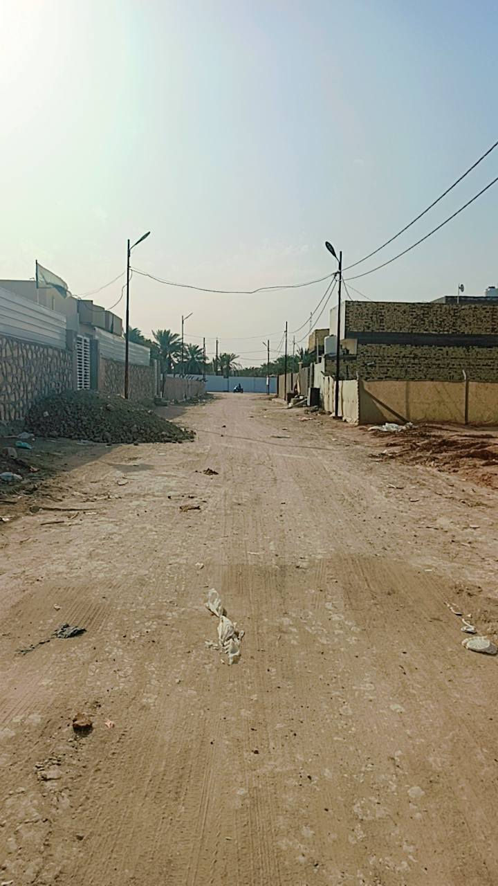 "قطعة أرض للبيع في علوة الفحل، خلف الفلل، الساحة الف 17 متر، طابو زراعي سند 25. المكان مميز. للاستفسار والتفاصيل: مكتب حسين النجفي *********** (واتساب)".
