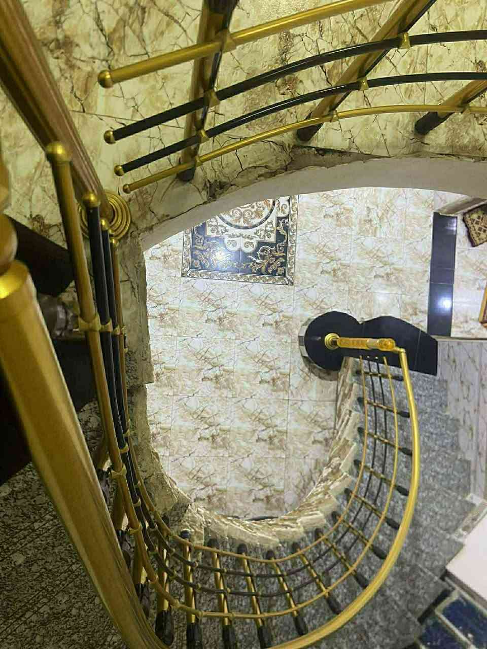 سلام عليكم
بيت بحي الفداء شارع النص مقابيل ابو وسام الوكيل ركن ع شارعين مساحة 200  بناء حديث السعر 280 
رقم الهاتف ***********
