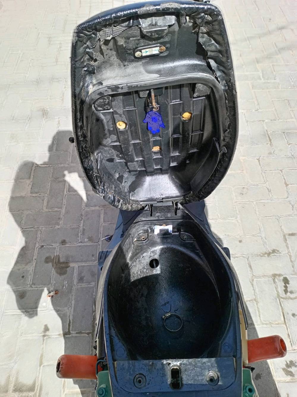 دراجة نارية للبيع، بحالة مقبولة مع بعض علامات التآكل على الهيكل. مناسبة للتنقل داخل المدينة. تأكد من الاتصال للاستفسار عن مزيد من التفاصيل أو للمفاوضة على السعر.