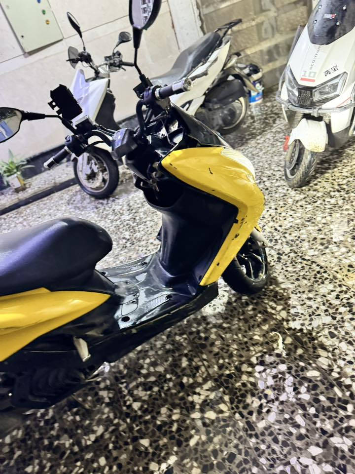 سلام عليكم دراجه SMXجيل 13 مجفته مره وحده وتجفيت درجه اولى ودراجه خير من الله بس كشره شويه تعبان ولمكينه مو كله مجفته بس الزنجيل مبدله بيه وبعد مامبدل بيه شي  هاي كدام عينك الدراجه اشاير واكفه النوزل شويه وصخ اله تقتح النوزل تدكه يلا تشتغل الباقي كله كامل وتجي تشوف الدراجه كدام عينك 
الدراجه مال شغل وزينه للجناي 
بيه لايت زينون اصلي وباتري جديد اصلي نص نكره تشتغل 
قبق مسح مو نفخ 
مكاني المشتل قرب المجلس بلدي 
*********** 
السعر 800 وبيه مجال بصيط للشراي 
اتصل ودلل
