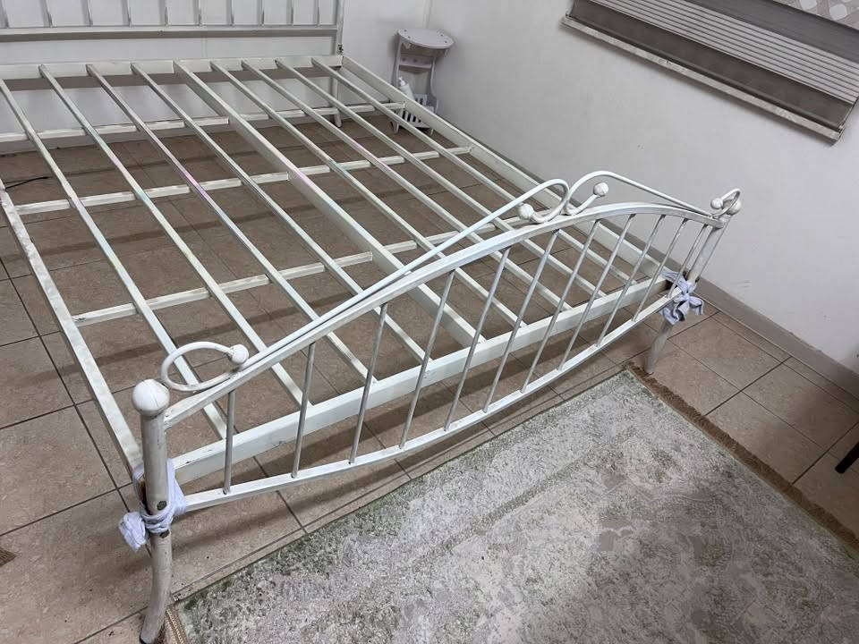 سرير نفرين حديد للبيع يحتاج لحيم من جهة التاج الصغير سعرها 60 الف داخل بسمايه 
*********** بي واتس
