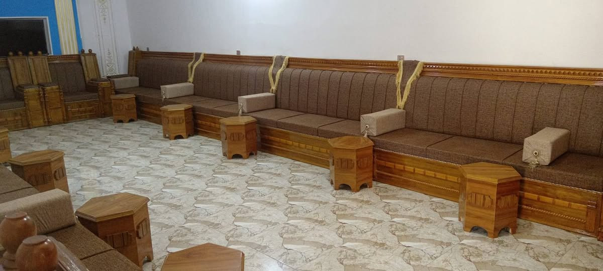 معمل أحمد السلطاني للأثاث المنزلي  العنوان بابل الحمزة الغربي مجاور مكينة ة على الشارع العام رقم الهاتف ***********
