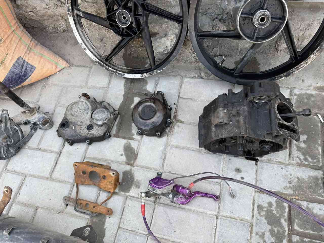 كورات ثنين الواحد على 25
وياله امامي خلفي الواحد على 35

فشكه بوكسر 5 كير مكفوله بكن وكير بس شكله تعبان سعره 75 

قبق فلاوين نضيف بس صاير اسود من الحرك سعره 20 

قبق كلج محترك سعره 10 

سيبايه نضيفه موديل 2023 تحتاج صبغ سعره 15 

يده عمبار كلج نضيفه سعره 10 

طبله بريك خلفيه وشفت نضيفات سعره 15 

قاعده بك لايت نضيفه سعره 5 

ماشه مال بوكسر اصليه سعره 25 

صالنصه مال بوكسر مشخطه من جوه سعره 35 

دوسه بريك سعره 5 

دواسه بريك الطويله خلفيه سعره 20 

عنواني دوره حي اسيا وهاذه رقمي ***********
