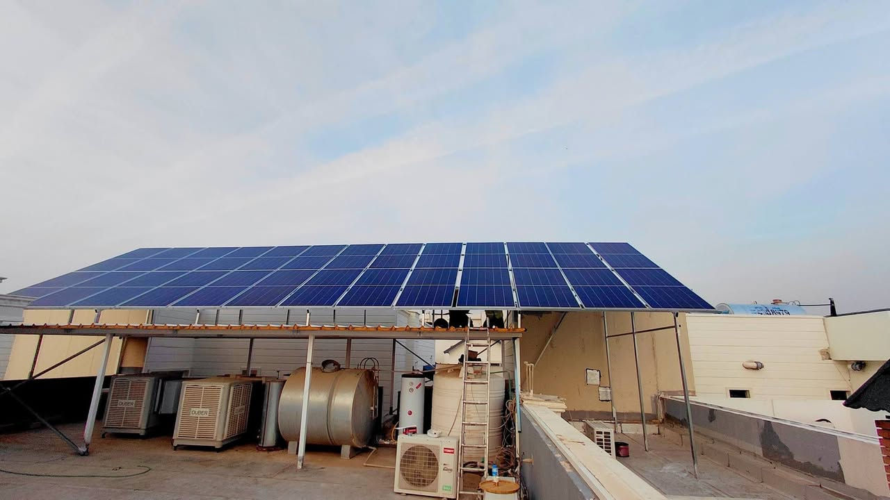 🔋 إنجاز جديد لمكتب روژ للطاقة الشمسية في #اربيل قرية الايطالية
🗓️ الجمعة 26_12_2025
بفضل الله وبدعمكم المستمر، يسرّ مكتب روژ للطاقة الشمسية أن يعلن إكمال مشروع تحويل منزل سوران ابو ديار فس اربيل #قريةالايطالية    إلى منظومة طاقة شمسية متكاملة توفر كهرباء مستقرة على مدار الساعة 🌞، مع نظام تشغيل وإدارة كامل عن بُعد.
🚀 مواصفات المنظومة المنجزة:
🔸 ألواح شمسية 645واط × 26 – ضمان 12 سنة – شركة لونجي نانو سيراميك X10 
🔸 بطاريات ليثيوم 15 كيلوواط × 2 بسعة 600 أمبير – ضمان 5 سنوات – شركة EvE 8000  دورة شحن
🔸 إنفرتر 16000 كيلوواط – قطعة عدد 1  – شركة Deye – ضمان 5 سنوات 
🔸 قدرة تشغيل مستمرة:
    • نهاريًا: 60 أمبير
    • ليليًا: 30  أمبير
🔋 استغناء تام عن المولدة
يأتي هذا الإنجاز ليؤكد التزام مكتب روژ للطاقة الشمسية بتوفير حلول طاقة متجددة موثوقة وآمنة تلائم المنازل والمشاريع التجارية على مدار الساعة، مع أعلى مستويات الجودة.
🌍 عناوين المكاتب:
📍 بعشيقة – حي الربيع – قرب كافتيريا الربيع
📍 شيخان – مفرق شيخان – قرب مطعم عنتاب
📍 سنجار – سنوني
📞 للاستفسار والتواصل:
المهندس قيدار: *********** – ***********
سلام سلو: *********** – ***********
📲 تابعونا على صفحة مكتب روژ للطاقة الشمسية لمشاهدة المزيد من الإنجازات والتحديثات.
#الطاقة_الشمسية #مكتب_روژ #طاقة_نظيفة #نينوى #العراق #بعشيقة #شيخان #سنجار #دهوك #الموصل #طاقة_متجددة #الاستدامة #روژ_تبدع #باعذرة #كوردستان #جامعةموصل #مهندس #كهرباء #موصل #اربيل #دهوك #عقره #سميل #شاريا #شيخان
