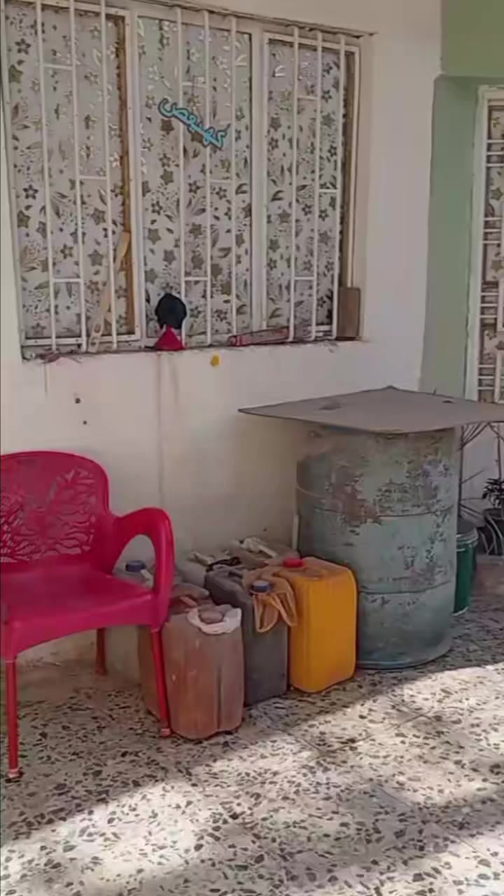 السلام عليكم بيت للبيع مساحة 140م  عالي عن الشارع متر يحتوي على غرفتين نوم وصاله واستقبال ومطبخ+مناور ثنين +حمام داخلي وتواليت خارجي وطرمة  علماً ان السقف سندويج بنل جديد ومظبوط قطرة مي ما ينزل جنس الارض زراعييي
العنوان /المدائن سلمان باك خلف اسواق سبلاش 
للاستفسار /***********
