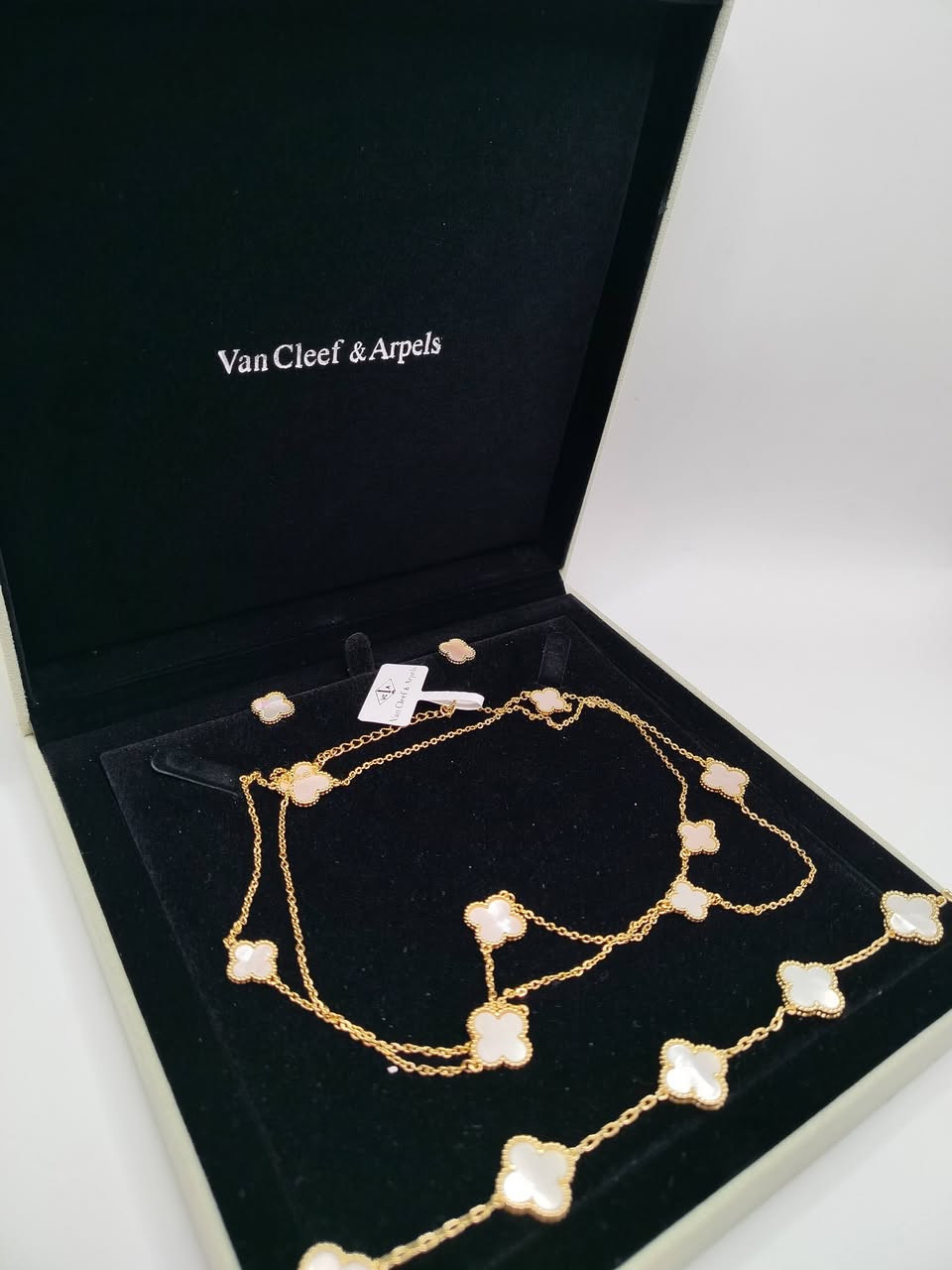 سيت ماركة فان كليف مختم مع الملحقات يوجد توصيل


**إذا كنت صاحب هذا الإعلان وتريد حذفه لأي سبب، رجاءا أرسل رسالة إلى الدعم الفني**