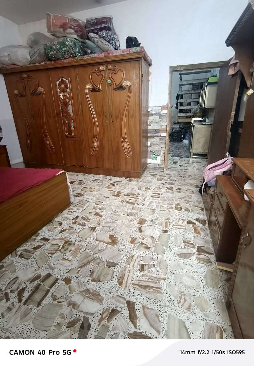 السلام عليكم بيت لبيع مساحته 100متر طابق واحد نضيف بناء حديث وعالي عن الشارع وخلف التجاري موقع السكلات يتكون من كراج ومدخلين البيت استقبال وحولي ومنور وحمام وتواليت خارجي وغرفه نوم وترك خارجي بيت نضيف ومرتب السعر 50وبي مجال لشراي انشاء الله ***********
