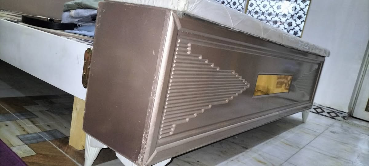 سلام عليكم 
غرفة عراقيه تصميم تركي جديدة بالجيس غرفة ضخمة ابد ما ممسوحة شازلون مخزن غرفة مال زواج مكاني نجف سعر ١٦٠٠ رقم الموبايل 
***********
