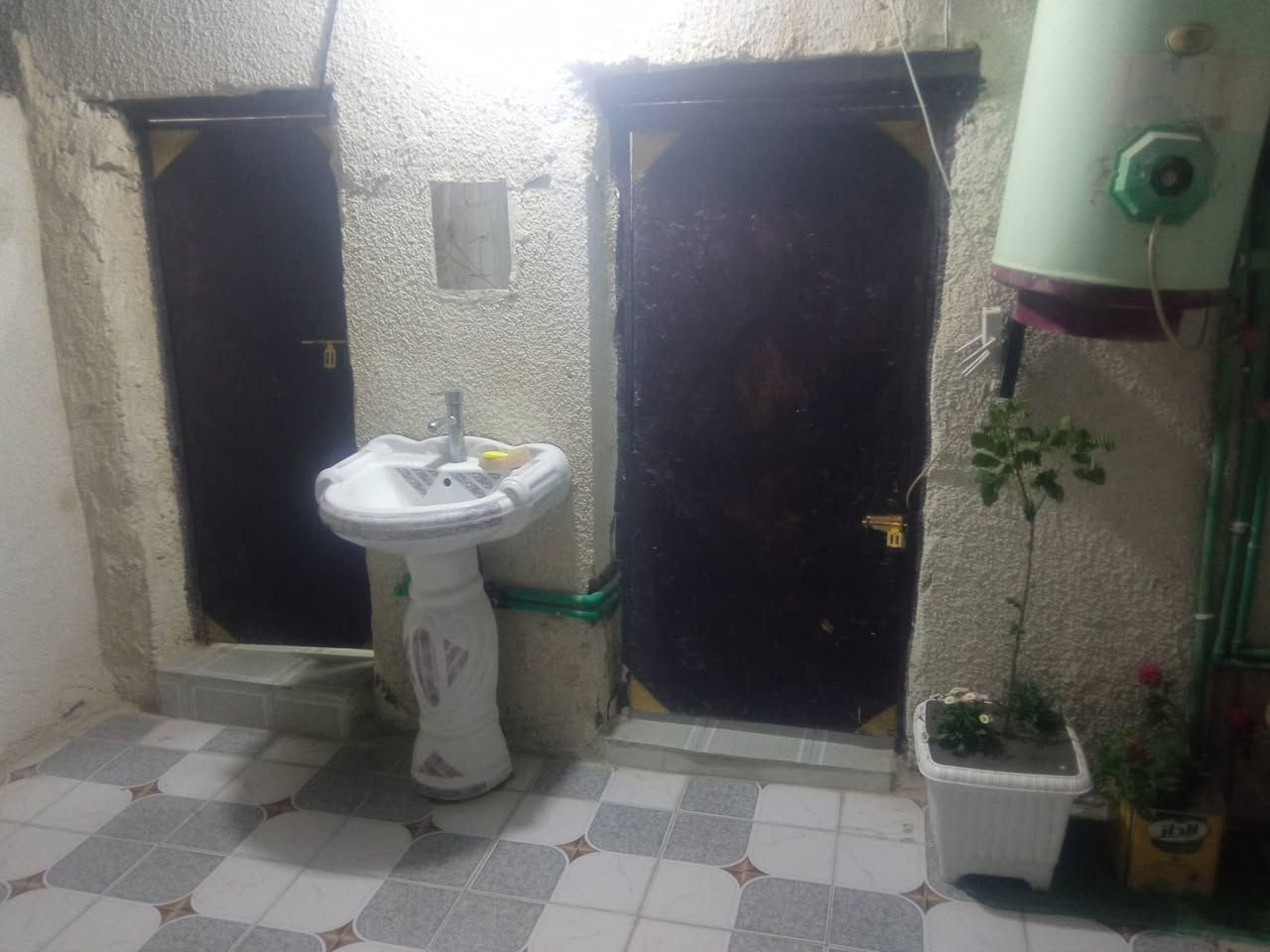 دار للبيع مساحته 100م الحله ابو خستاووي السعر 16 وبي مجال ***********
