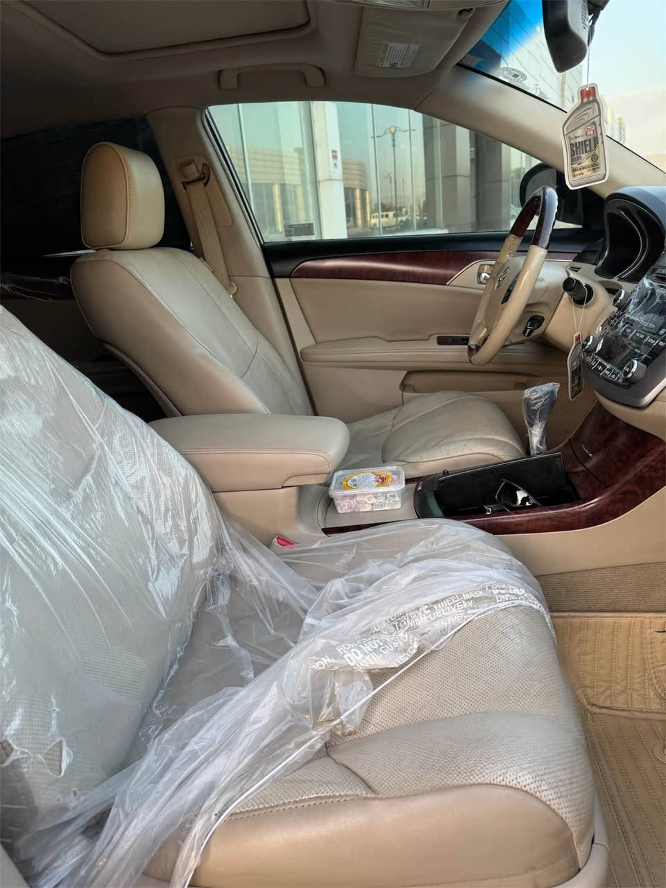 ئەڤەلۆن ٢٠١١ ساخ دوبەی بێڕەقەم
سەیارەکە قەپات مواسەفاتە
١١٠ هەزار حەقیقی رۆیشتووە 
گێڕ و مەکینەی بەشەرت (نەکراوەتەوە)
سەوتی دیجیتاڵیش بەشەرت
سێ پارچەی پەمپە بەبێ ناو هی ئەمەریکایە
کوشن و بەرگادەرگای سفرە تێنەگیراوەیە

سحری بای ١٢٧ گەلا و مەجالێکی کەم
لە سلێمانییە سەیارەکە
تکایە ئەگەر موشتەری نیت تێل مەکە

*********** السليمانية, العراق
