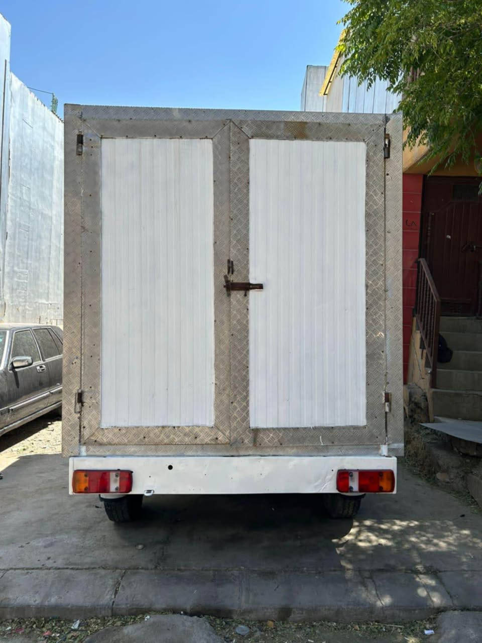 سلاوی خواتان لئبئت مارسیدس بئنز ڕەقەم سلئمانی تە حویل خرامە بەشەرت سەنەوی بەسەر جوە گئررو مە کینە بەشەرت کامل تە حمیل کراوە  مۆدئل ٢٠٠١ نوقسانی تیا نیە ٢٥٠ دینار 
ز .م *********** السليمانية, العراق
