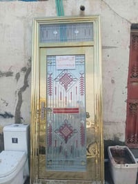 باب الامنيوم ذهبي  والداخل جام قويه وجديده العرض متر والطول مترين ونص ...