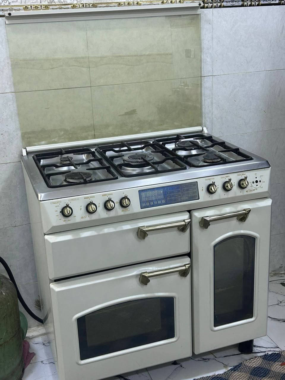 طباخ الماني جديد ونظيف خمس مشاعل وثلث أفران فرن منهن كهرباىي بسعر 450 وبي مجال نظيف سعره بالسوك مليون العنوان حي بغداد بعد علوة المخضر للأستفسار ***********
