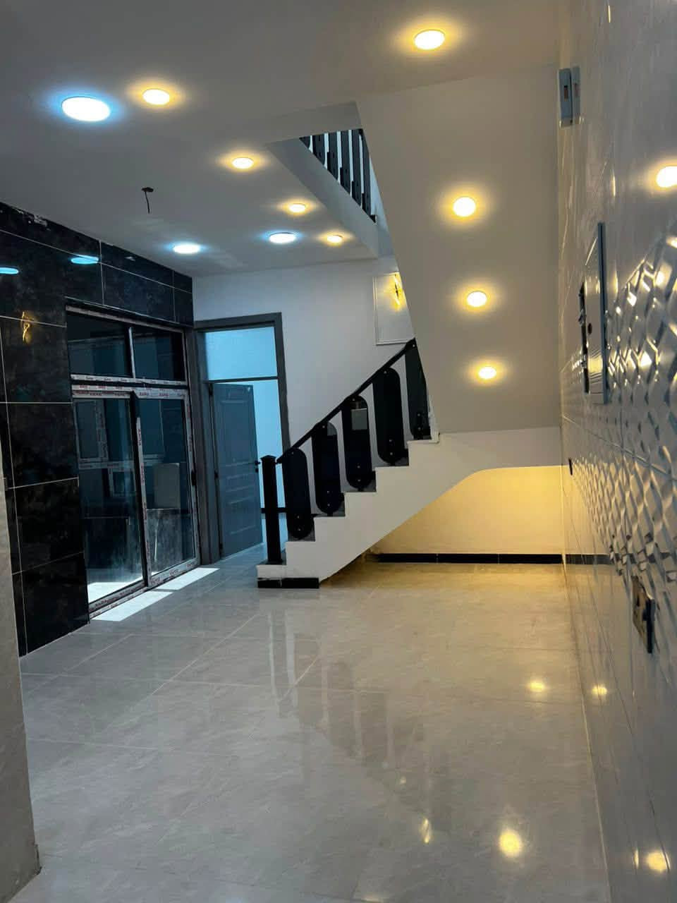 بيت للبيع  بناء حديث بعده زيرو البوعيثه سلطان قرب المدارس
تنازل شركه
100 متر طابقين 3 غرف نوم 2 حمامات 
تستلم مباشر شغل يخبل 
***********
***********

