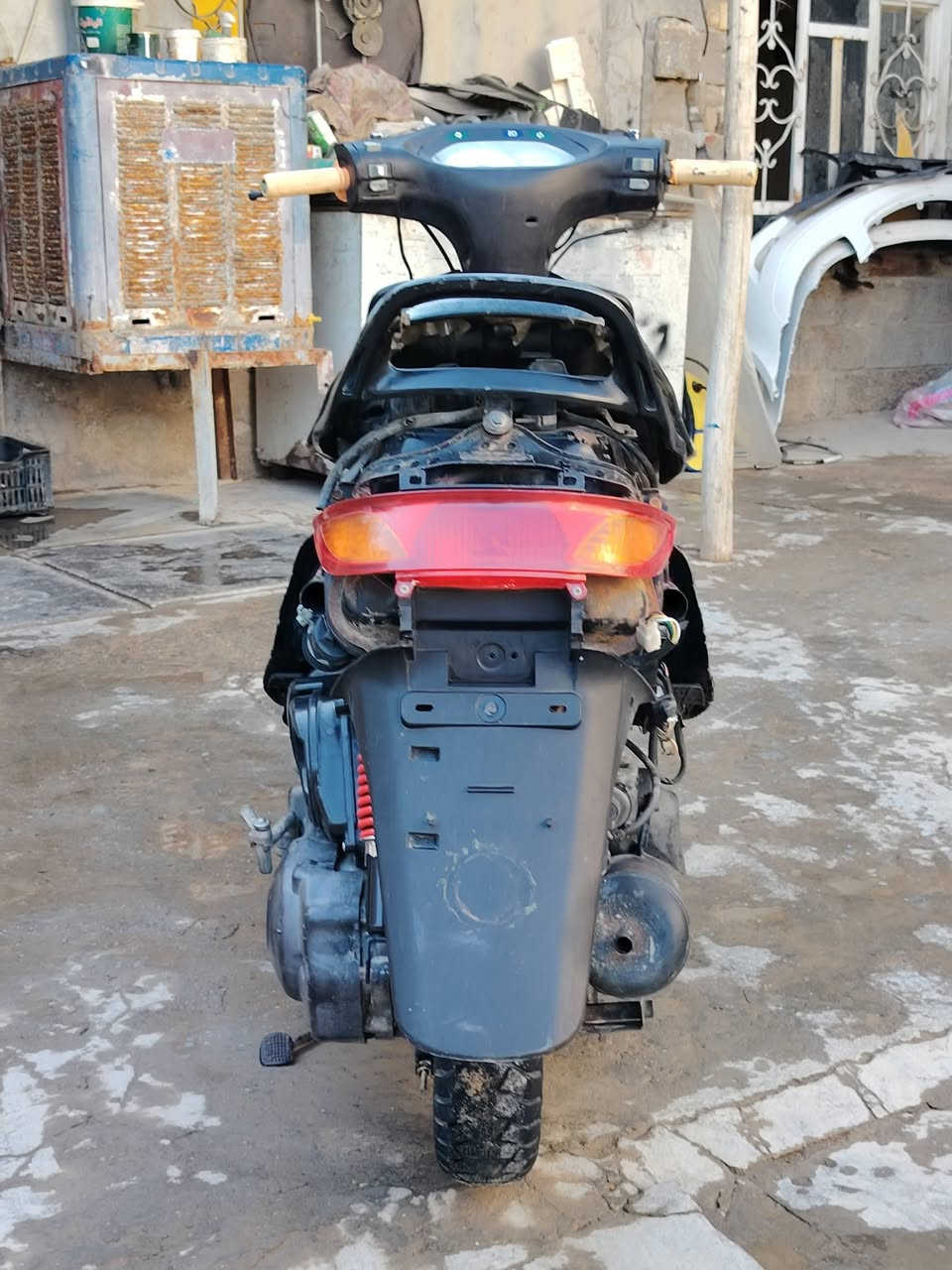 سلام عليكم... دراجه فراشه فحل نضافه فول كهرباايات كلهاا شغاله مكيناا ما مفتوحه دراجه كفاله من عده بس الكفرات ما بيهاا العنوان الدوانيه قرب معمل المرور الرقم /***********/
