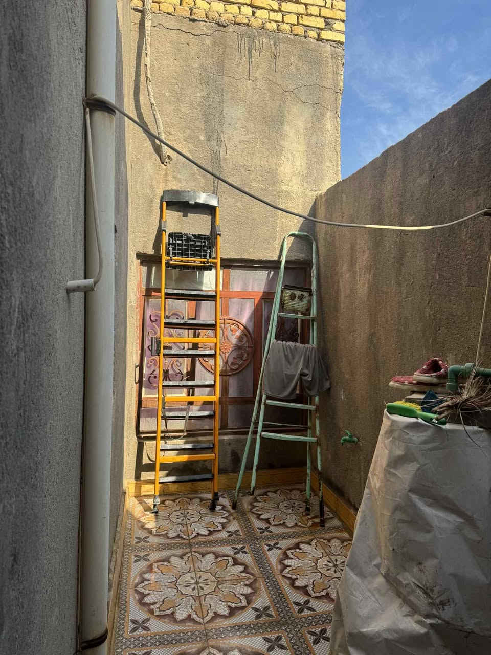 #بيت______للبيع__طابو_صرف
المساحة 200 متر ....
المكان الصوب الصغير حي الشرطة 
يتكون من غرفتين وبراني وصاله ومطبخ ومجمع صحيات 
السعر ٨٠  واذا مبادره قريبة السعر ٩٥ 
الاستفسار الاتصال على الرقم 
***********
آجور النشر على البايع 👈 والشاري
