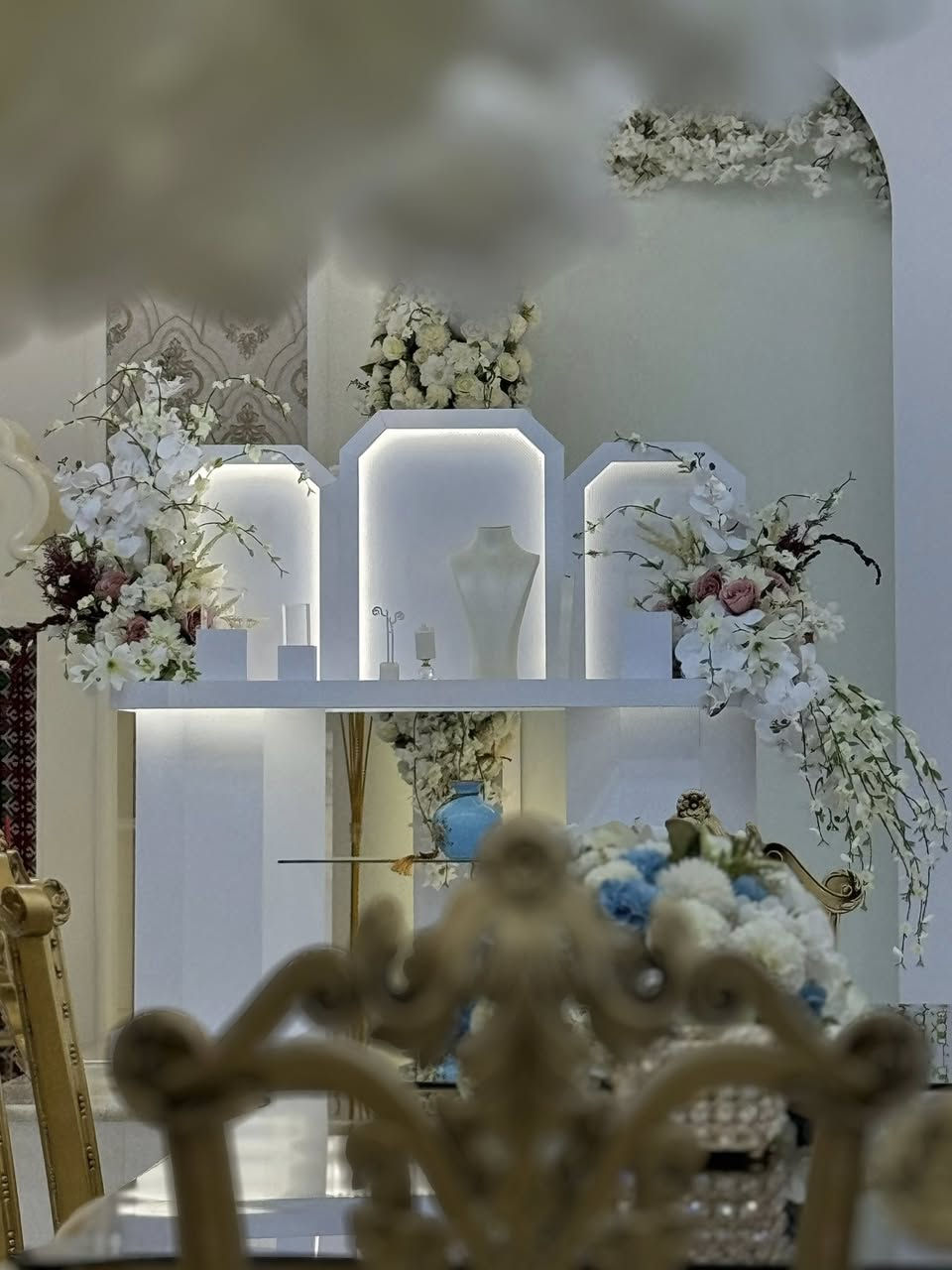 كل اللي بالصور نظيف وللبيع 

سبب البيع انه المكان اغلق وكل الأثاث نظيف وجديد 
وما قررنه نبيع لان ناوين نفتح مكان بس الأماكن غاليه واجلنه الموضوع 
وقررنه نبيع بعض الأثاث حتى لا يندثر اللي يحب يشتري بس لا يكسر الف هلا بي 

ركن الحنة التركية كاملة مع الورد 
ميز المهر 
الشازلون دوشمة جديدة 
شازلون صغير احمر أضافي 
الورد اللي ع المسرح 
الأقواس ام دي أف ثقيل عدد 4

اتصال 
واتساب ***********
