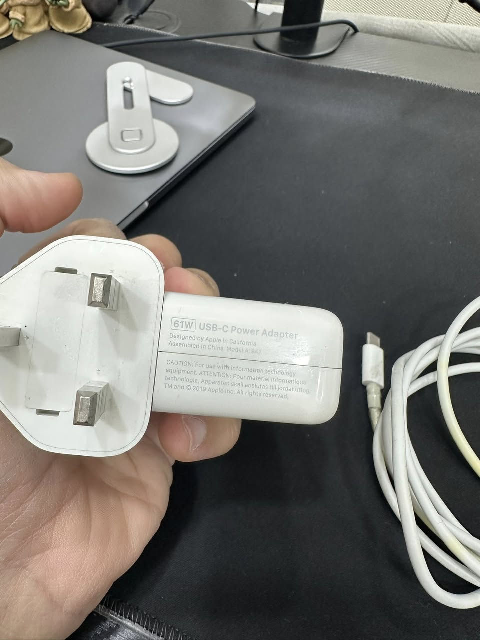 MacBook Pro 13-inch 2020 للبيع (٥٠٠ الف)
الموديل: MacBook Pro
السنة: 2020
الحجم: 13 إنش Retina Display
اللون: Space Gray
الحالة: نظيف جداً

المواصفات:
 المعالج: Intel Core i5 رباعي النواة بسرعة 1.4 GHz
 كرت الشاشة: Intel Iris Plus Graphics 645
 الرام: 8 GB LPDDR3
 التخزين: 256 GB SSD
 الشاشة: Retina Display مقاس 13.3 بدقة 2560 × 1600
 النظام: macOS Sequoia 15.7.3
 المنافذ: Thunderbolt 3 (عدد 2)
Wi-Fi: 802.11ac
Bluetooth: 5.0
 الكاميرا: FaceTime HD
 الكيبورد: Magic Keyboard بإضاءة خلفية

للتواصل عبر الواتس اب ***********
