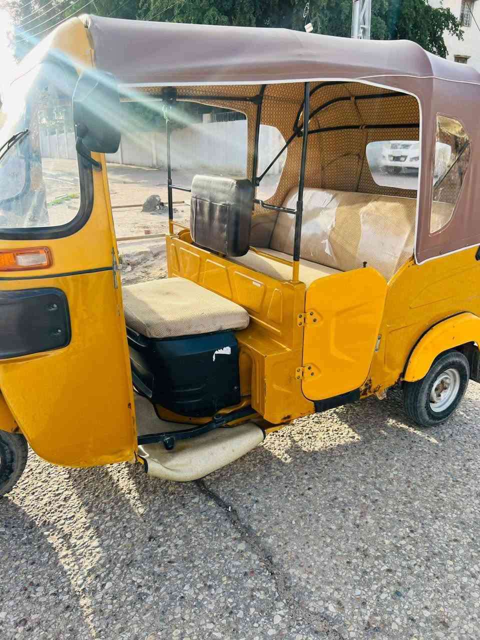 متاح تكتك لبيع 21سنويه ورقم تكتك المحرك ما مفتوح بس بيه اكسن لا صبغ والا معجون بيه السعر ب6750 وبيه مجال حق الجيه  ***********
