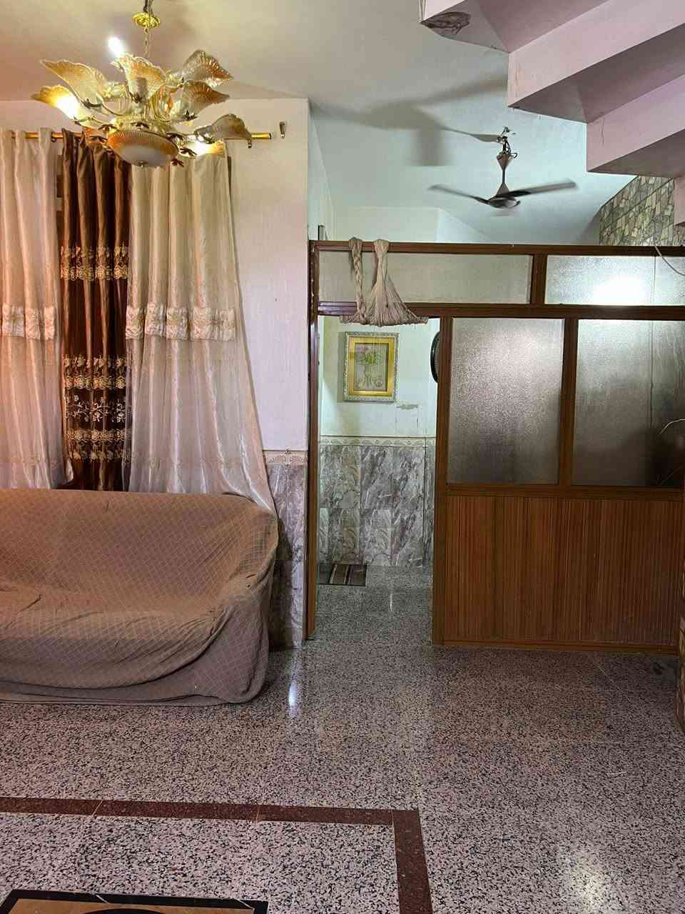 يتوفر دار سكن 200 متر بالطشاش  الأولى قرب جامع الحسن العسكري طابقين
6غرف نوم واستقبال وهول ومطبخ وصحيات
للاستفسار على الرقم ***********
