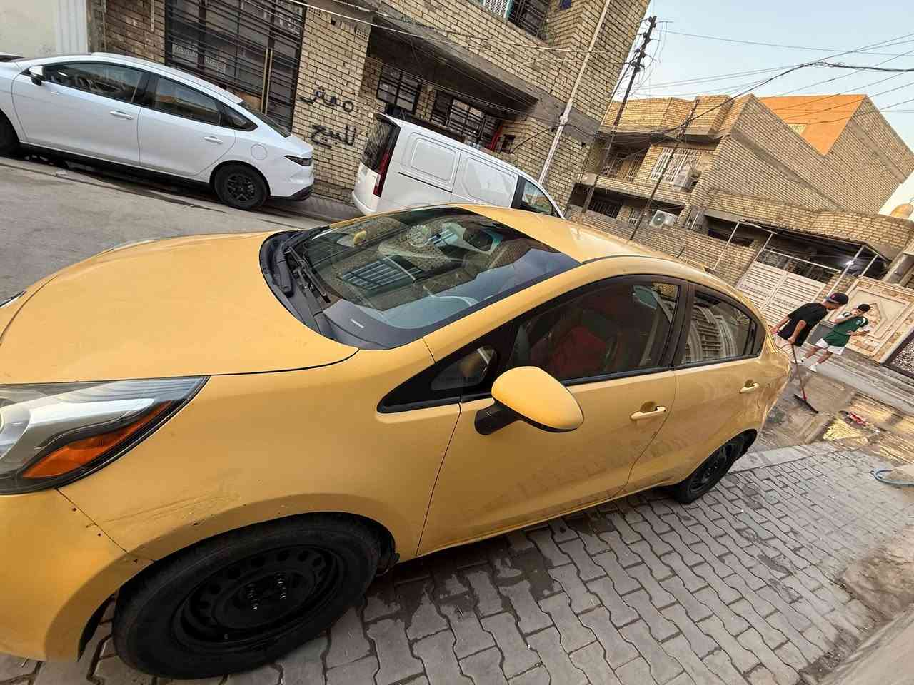 السلام عليكم  كيا ريو موديل 2015 صفرة سيارة نظيفة خير من الله للبيع سعرها 80 ورقة سنوية بااسمي تحويل ثاني يوم بيها مجال حك الجية ***********
