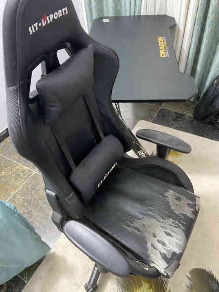 ميز وكرسي كيمنك الميز نضيف طولة 120 عرضة 60 وكرسي نضيف بس الجلد مال كعدة شوية تعبان بس الإسفنج كلشي مابي ثنينهن 150 بيهن مجال مكاني بغداد رقم ***********
