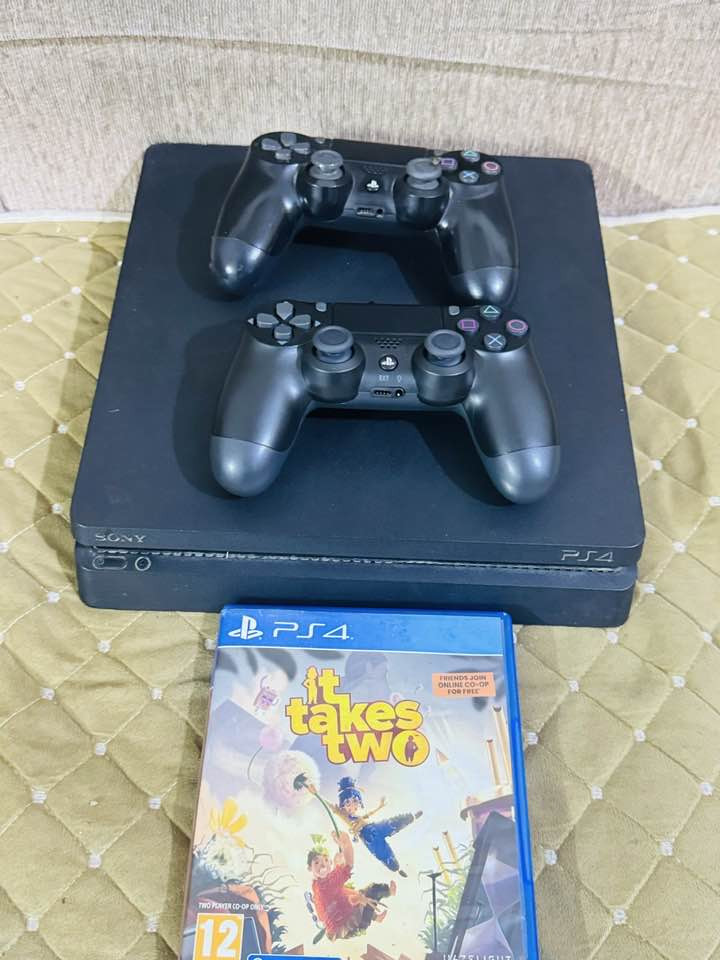 السلام عليكم 
بلي فور سلم كامل ملحقات نضيف ما مفتوح 
مكاني ميسان المجر الكبير 
سعره ويه توصيل 210 
هاذ الرقم وتساب ارد اسرع ***********
