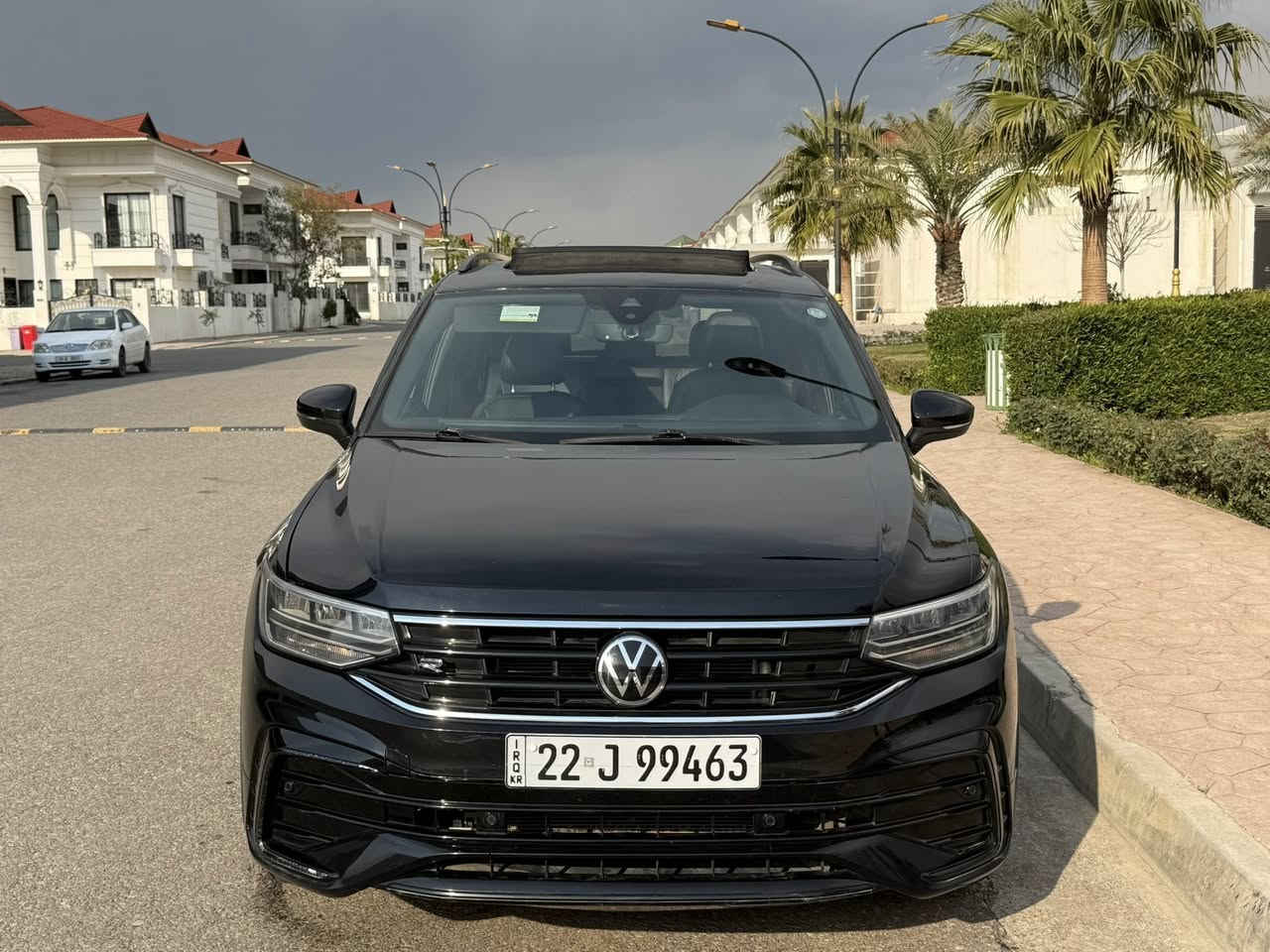 السلام عليكم✅🚘
فولكسواكن تيكوان موديل Se r line blak 2022
مواصفات SE R line Black
السياره 7 راكب مو 5
مكينه 4 سلندر 2.0 توربو صاروخ 
ماشية 40   الف مايل 
فول مواصفات 
بانوراما شاحن وايرلس
تبريد لمس 
حتى دكم السكان هم لمس 
كيج الكتروني 3 اشكال 
داخل جلد اسود  
كراسي كهرباء 
كراسي هيتر
رادارات 360 درجة امامي تفاعلي وجانبي وخلفي وبريك طوارئ امامي خلفي 
وتحديد مسار وكاميرات مراقبة الطريق
مراة وسطية اوتو ديم
حساس امامي خلفي 
شاشة كاربلي واندرويد اوتو وكاميرا 
عتب ضوئيه R واناره محيطيه الوان متغيره 32 لون 
ويل جبير بلاك سبورت
اكيد بصمه وتشغيل عن بعد
ليد زنون امامي وخلفي 
حساس لايت وحساس مطر
السياره كلشي بيها ع وضع الشركه حتى تايرات شركة بعدهن جدد واستخدام السياره كله بالشمال وبنزين كله سوبر ودهن موتل اصلي بالوكاله السيرفس كله بالمواعيد
بجم كبس ممفتوح بيها برغي حادثها جدا بسيط بدون دواخل بدون ايرباك باب سايق صبغ شبر بل جاملغ شبر بل باب خلفى تكمتين شبرين صبغ  دواخل مابى لايت راديتر بلادى حتا دعاميا نفس اللون
وهذا رقم شاصى 3VVCB7AX5NM085029: 

رقم اربيل  باسمي كلشي جديد فحص وهزه ورقم 

مكان السياره اربيل  
السعر ١٦٠  ورقه وماكو هيج نظافة بهالسعر ومكلفتني اكثر بهواي 
رقمي ***********_***********
