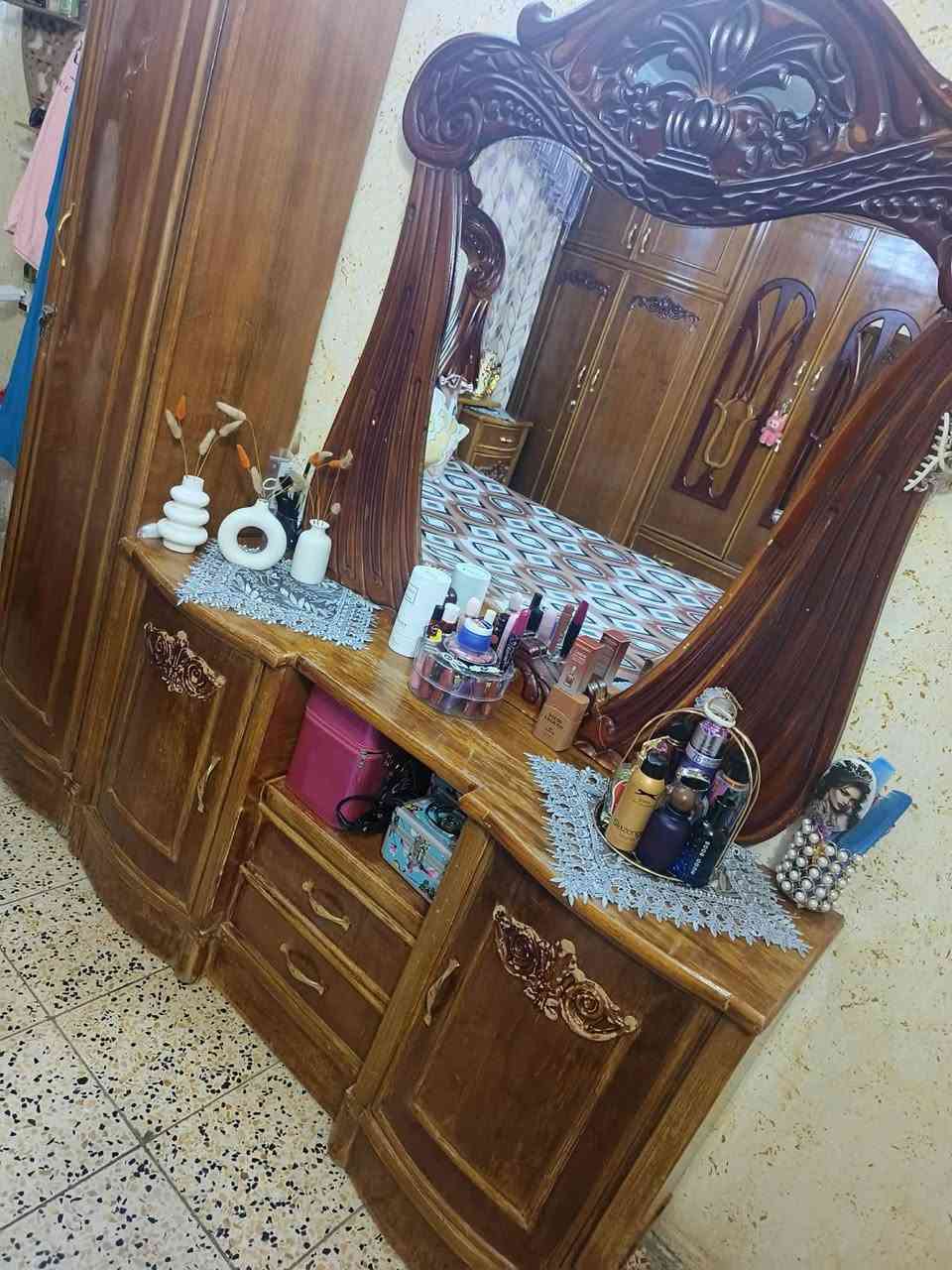 سلام عليكم غرفه نوم مستعمله نضيفه خشب ثخين يرادلها صبغ فقط كلشي واضح بالصور السعر 700 مكاني بغداد الكراده ***********
