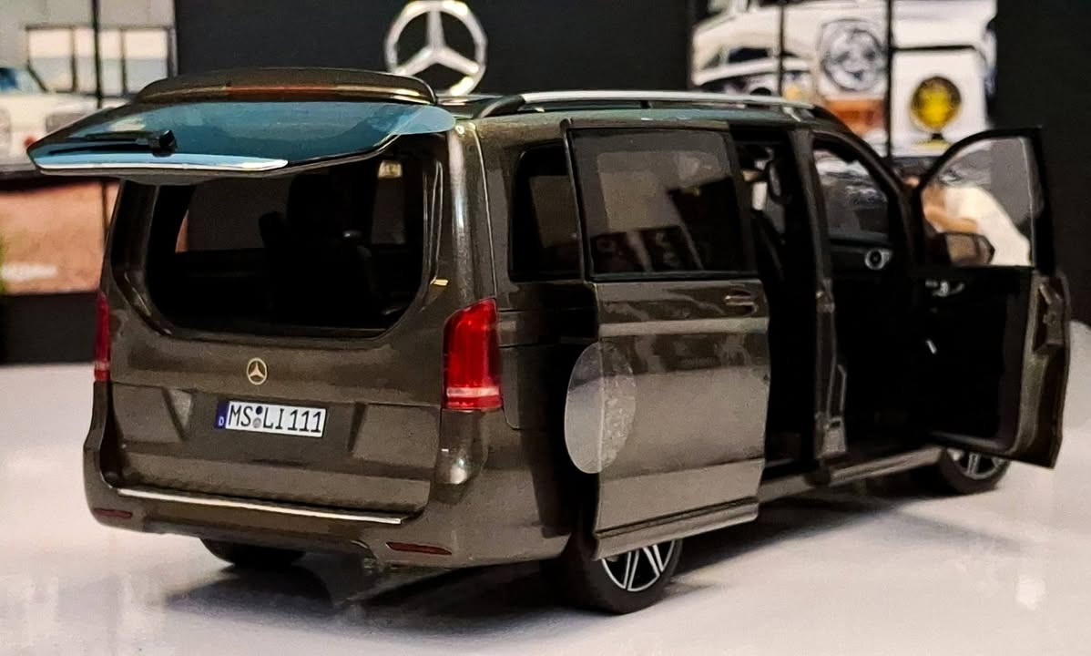 MERCEDES BENZ V CLASS 🏴‍☠️
NOREV 1/18
بتفتح ابواب ودهر السياره وباب جرار ..فرش شمواه ..دريكسيون متحكم بحركه العجل الامامي ..حجمها كبير ووزن عالي 
#diecast #مجسمات_سيارات #fyp #modelcar #mercedes 
#ماكيتات_سيارات

Mercedes-Benz 
Mercedes-Benz Egypt 
Ayman Rehan 
ماكيت لعربيتى diecast


**إذا كنت صاحب هذا الإعلان وتريد حذفه لأي سبب، رجاءا أرسل رسالة إلى الدعم الفني**
