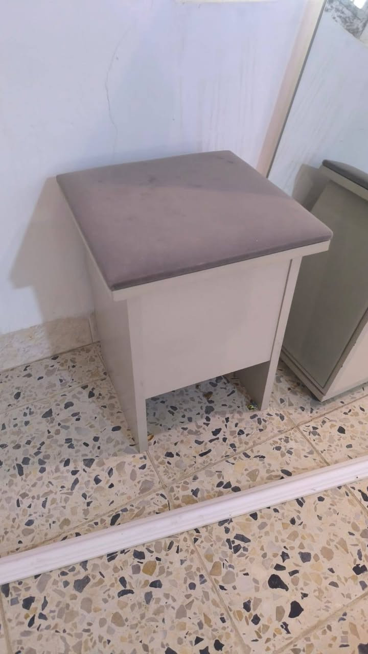 السلام عليكم غرفه نوم مستعمله للبيع حيل نظيفه   السعر مليون و100 وبيها مجال مكانها العباسي  مكلف بل نشر  الشراي يتصل ***********
