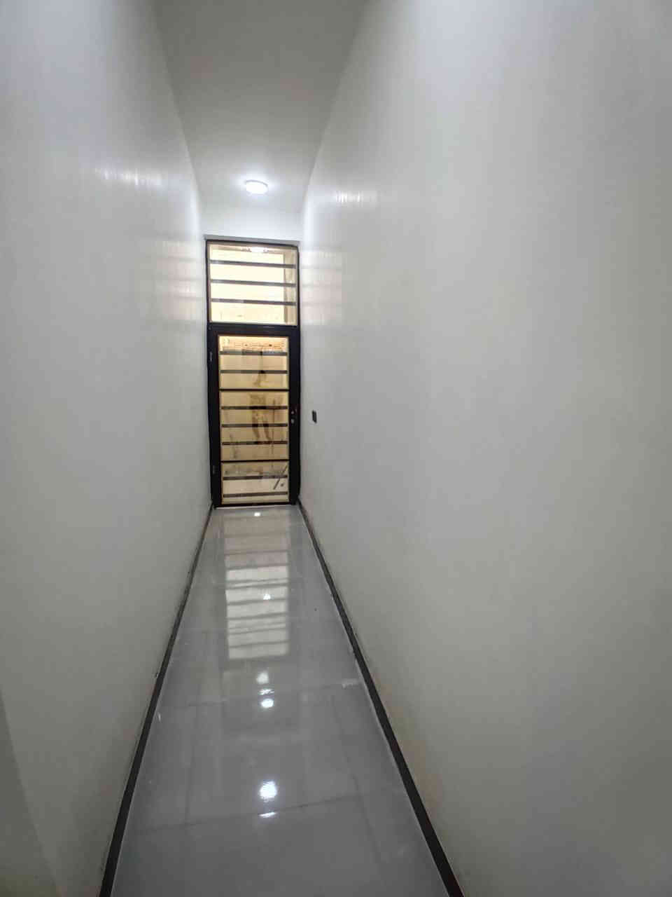 السلام عليكم دار سكن للبيع غير مسكون البناء درجة اولئ في الكوت منطقة حي الحكيم بالقرب من الكورنيش نزلة كالة او نزلة افران الهادي مساحتة 100م البناء طابوق درجة اولى والسقف صب مسلح والارضية والجدران سيراميك ويتكون البيت من غرفة وصالة ومطبخ واستقبال وصحيات داخلية وخارجية ومرقم من قبل البلدية السعر 40 وبي مجال الاستفسار الاتصال على هذا الرقم ***********
