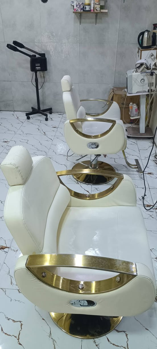 كراسي حلاقة عدد٢ للبيع + مرايات عدد ٢ والكومدي مالهن السعر كلهن 500الف جدد استعمال موسم واحد مكاني ديالى بعقوبة لتواصل *********** واتساب او اتصال
