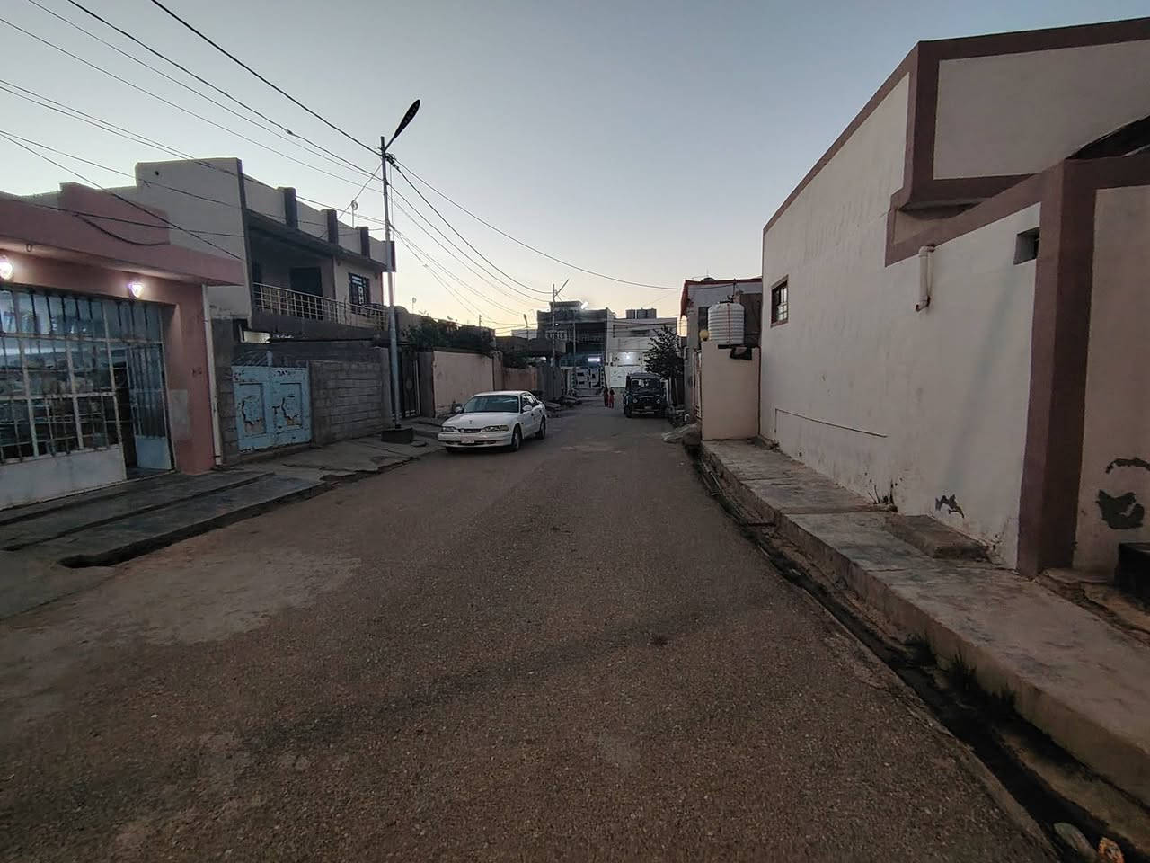 بسم الله الرحمن الرحيم
السلام عليكم ورحمة الله وبركاته
يعلن مكتب علي الصميدعي للاستثمار العقاري
عن توفر دار للبيع #طابو_صرف_ركن المساحة ١٠٠ متر مربع طابق واحد الموقع حي الشرطة مقابل حديقة حي الشرطة الثانية بناء نظيف يحتوي اسقبال ٥*٤  ومطبخ ٤* ٣ونص ومجمع درج وغرفتين نوم مساحة الغرفة الأولى ٥* ٤ والغرفة الثانية ٤ *٣ونص مع كراج سيارة صغير ٠ علماً جميع ارضية الدار سيراميك وسقوف ثانوية والمنطقة تحتوي على كافة الخدمات ماء اسالة كهرباء تبليط انارة مجاري ٠٠٠ للاستفسار عن السعر وباقي التفاصيل الاتصال على الارقام التالية او مراسلة الصفحة :
📞 *********** متوفر واتس اب
📞 *********** متوفر واتس اب
او زيارة مكتب علي الصميدعي للعقار الكائن في ديالى ٠ جلولاء ٠ حي الشهداء ٠ مقابل اتحاد شباب جلولاء ٠ ودائرة التقاعد ٠
