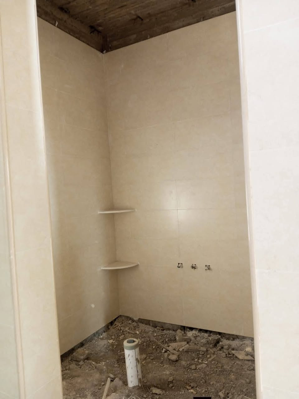 بيع مستعجل 
السلام عليكم  دار للبيع في حي الملايين الثانية تقطيع الملك المساحة الكلية [200] متر [105] بناء [95 متر ] حديقة وكراج على شارعين امامي وخلفي  الدار يتكون من ثلاث طوابق .
الطابق الاول : غرفة نوم وهول وستقبال ومطبخ وصحيات.
الطابق الثاني : ثلاث غرف نوم مع صحيات واحده منهم سويت.
الطابق الثالث : غرفة نوم وهول وسطح ناصي وعالي .
البيت مرحلة اولى كهربائيات وصحيات  مع سيراميك جدران كامل كوبنات حلان لبخ الواجها كامل  .
السعر المطلوب 125  مليون وقابل للتفاوض .
للاستفسار الأتصال على الأرقام التالية.
***********
يرهم مراوسة مع قطعة أرض .
