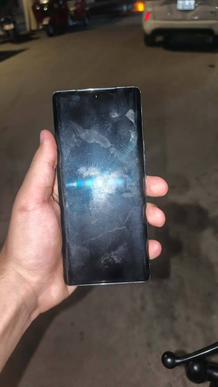 سلام عليكم مبايل تكنو كومان 40 برو g5 نظافه 100 بس شخوط بل شاشه بسيط مكان ديالى بعقوبه سعره 300 وبي مجال حك جيه رقم***********

