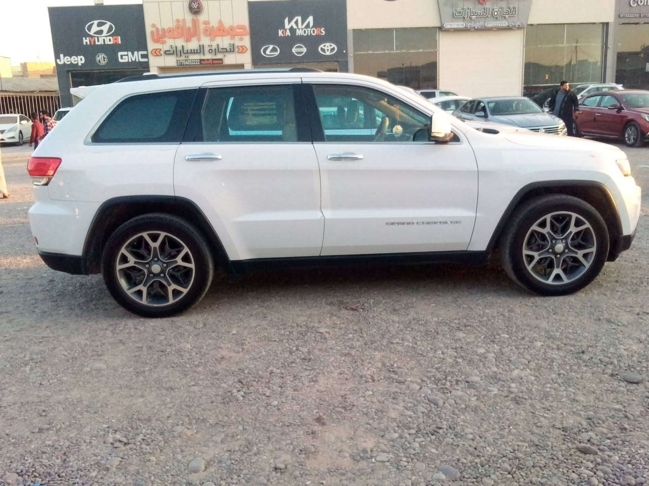 جيب گراند شيروكي V6، 3600 , 4x4

موديل 2014 اربيل شمالي

لمتدد فووول

سيارة مكفولة كفالة عامة ( خليجية ) 

فول مواصفات 1/1 

المواصفات :- 

بانوراما طكتين سلايت.

كشنات كهرباء 

كشنات الامامية كهربائية + تدفئة تبريد 

شاشة 8 انج

كامره خلفيه تحذيريه 

داخل جلد 
داخل بيجي
مري شفط 

مري حراري 

اشارة بالمري 
دبل كزوز
بردات مظلله

حساسات امامية خلفية 

شاشه امامية رئيسيه) 

تشغيل عن بعد ، اطفاء عن بعد 

صندوق كهرباء 

تخم تاير جديد ( دانلوب ) حجم 20 

دخول ذكي 

3 وضعيات للقيادة :-

نضام Sport

نضام Eco

نضام Normal

المصابيح الامامية متفاعلة مع LED نهاري

بخاخ ماء لتنضيف المصابيح الامامية 

نضام خاص للطرق الوعرة 

نضام صعود الجبال 

تدفئة ستيرن

نظام ايكو اقتصادي
وبعد بيها اهواي مواصفات اللمتدد
وضع الفرامل الخلفية الالكترونية ( توقف ذاتي عند الرجوع ) 

جنطة اسعافات اولية (  ) مكاني صلاح الدين.. تكريت. 

للاستفسار الاتصال علئ***********)…..
