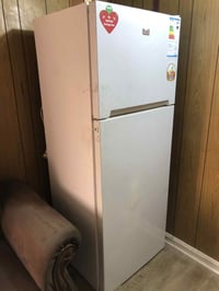 ثلاجة للبيع سعر٢٠٠ وبيها مجال  خاص مفتوح ورقم هاتف٠٧٧٣٩٦٢٥٢٩٧