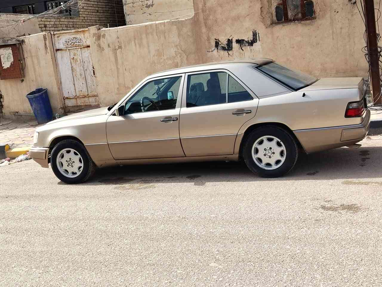 السلام عليكم
للبيع مرسيدس دب 300  موديل1990 رقم بغداد 

 مصبوغة  يعني صبغ جديد  
قواعد دبل سليمة من الخياس سلايد روف شغال طكتين 
صدر امامي خلفي 80% 
دبل فيت بم جديد 
اريل كهرباء  
كشن كهربائي 
 
محرك 3000فيفي فيشتين نظيف جيد جدا 
طخم تاير جديد 
لايت زنون 
السياره باسمي رقم انكليزي 
أخوان الشراي يتصل بيع مستعجل 
مكاني ناصرية سيددخيل 
السعر 67 $
بيها مجال قليل  حگ الجية
للاستفسار 
الاتصال 
***********
