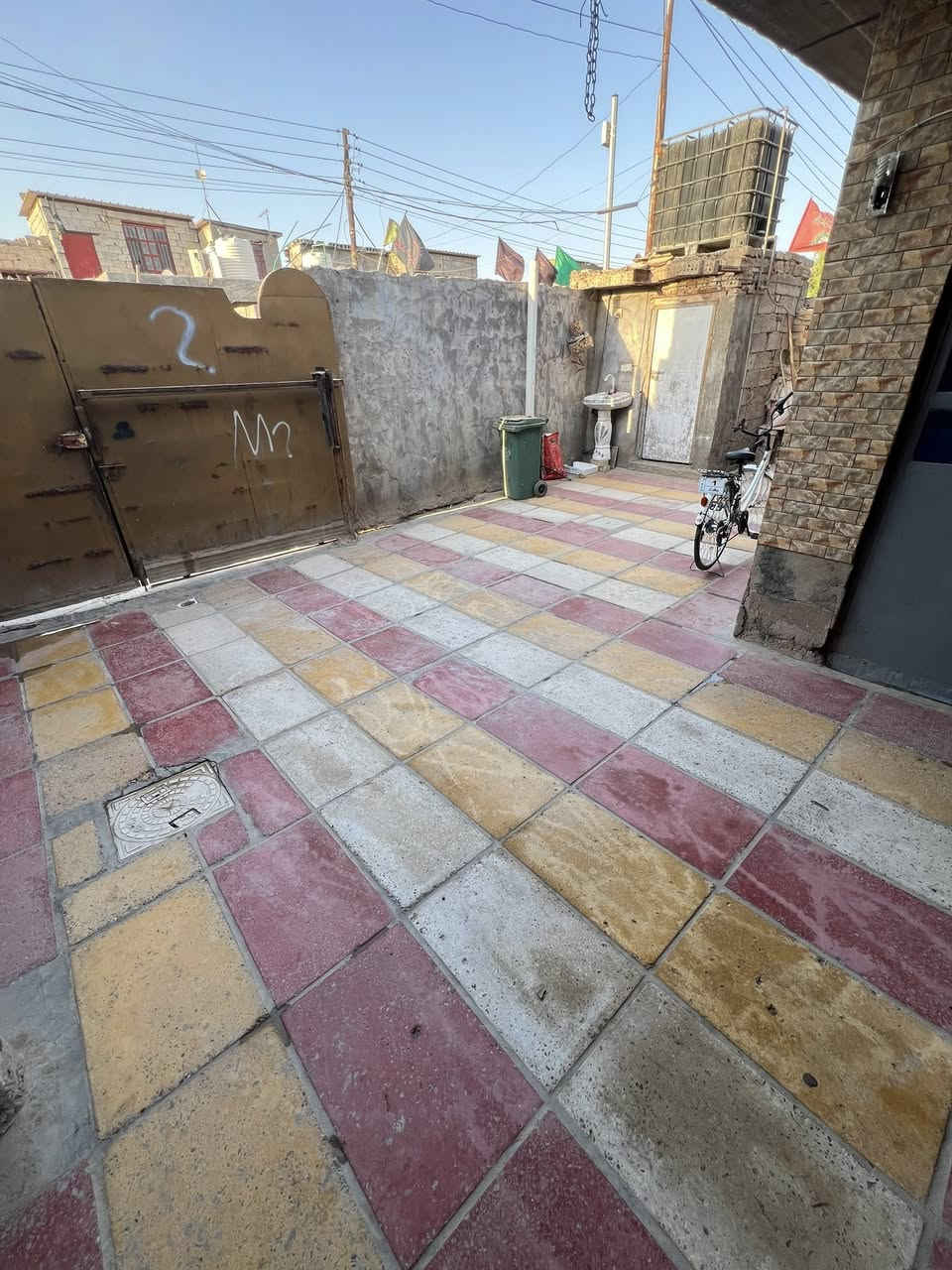 سلام عليكم دار البيع المساحه 200 طابقين  جاهز من كلشي بس جيب غراضك وكعد الموقع السبعتالاف قرب المدارس جديده تفاصيل البيت .. ربع غرف نوم  . عدد صالات ٢ عدد صحيات ٣  حوش كبير  الستفسار . ***********
