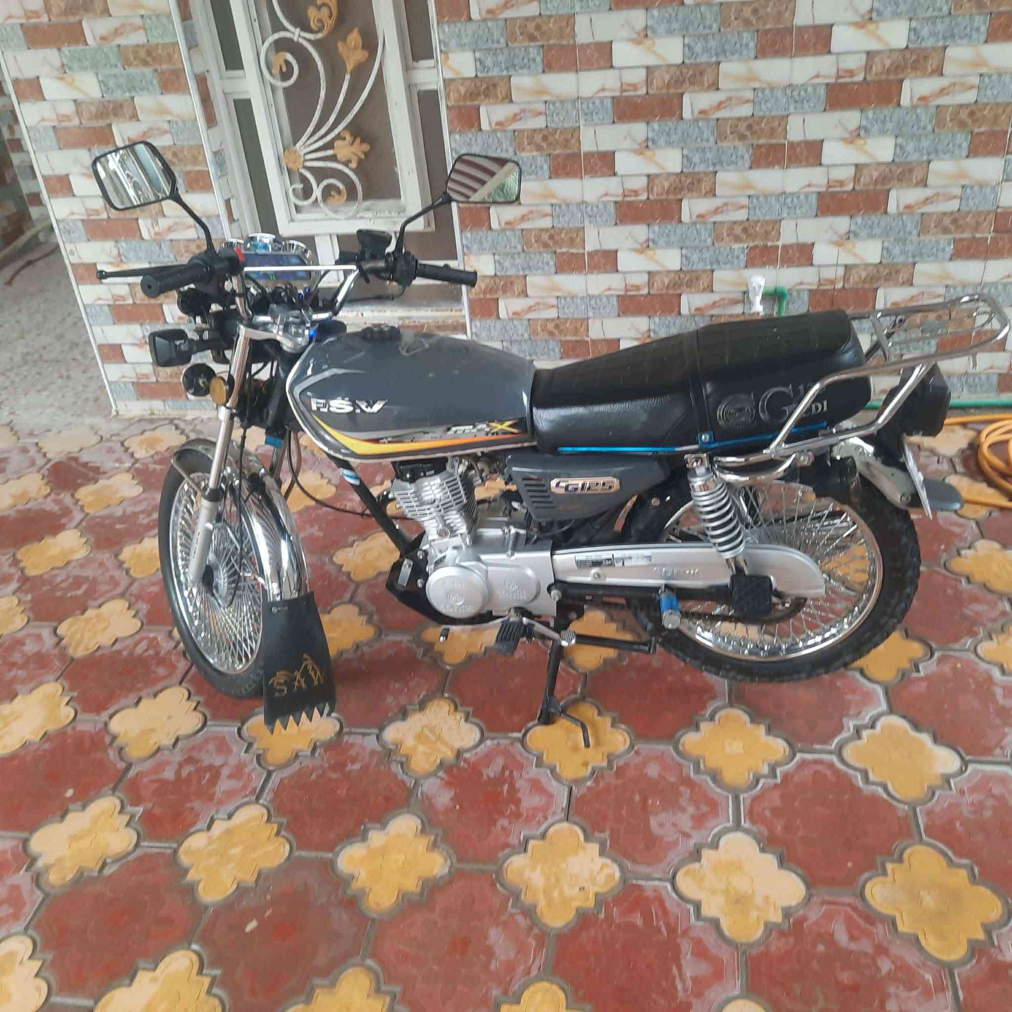 دراجه ٤ كير مال وكيل شاصي ٢١ وغراضه ٢٥ 
كفاله عامه ***********بي واتساب
سعر 1300 وبيه مجال لوحات نكليزي شرط مداور
