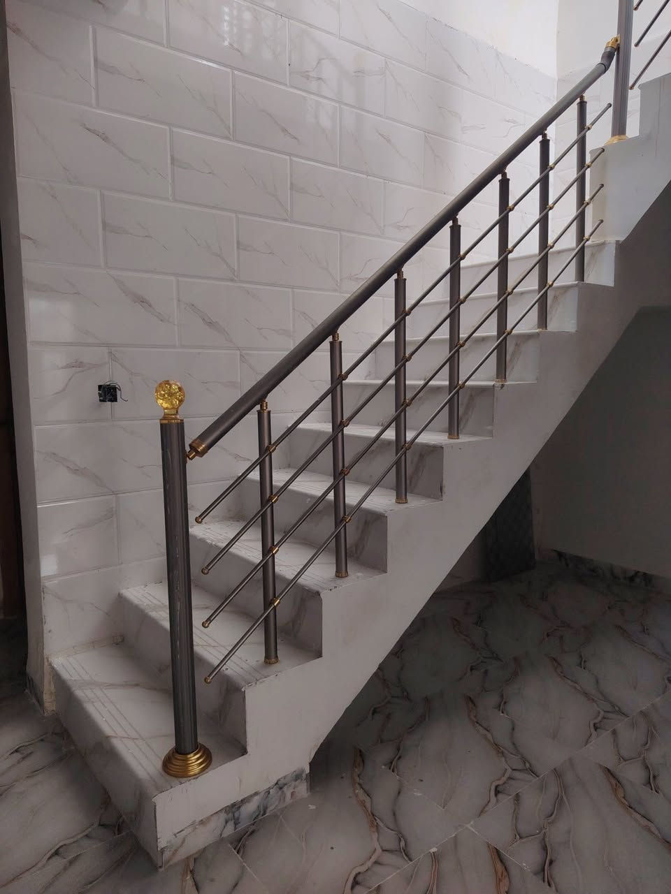 اللهم صل على محمد وآل محمد الطيبين الطاهرين
بيت ١١٥ متر للبيع
استقبال صاله مطبخ مجمع صحيات غرفتين
شارع المطار الجديد
قرب مجمع جوهرة العرب
***********
