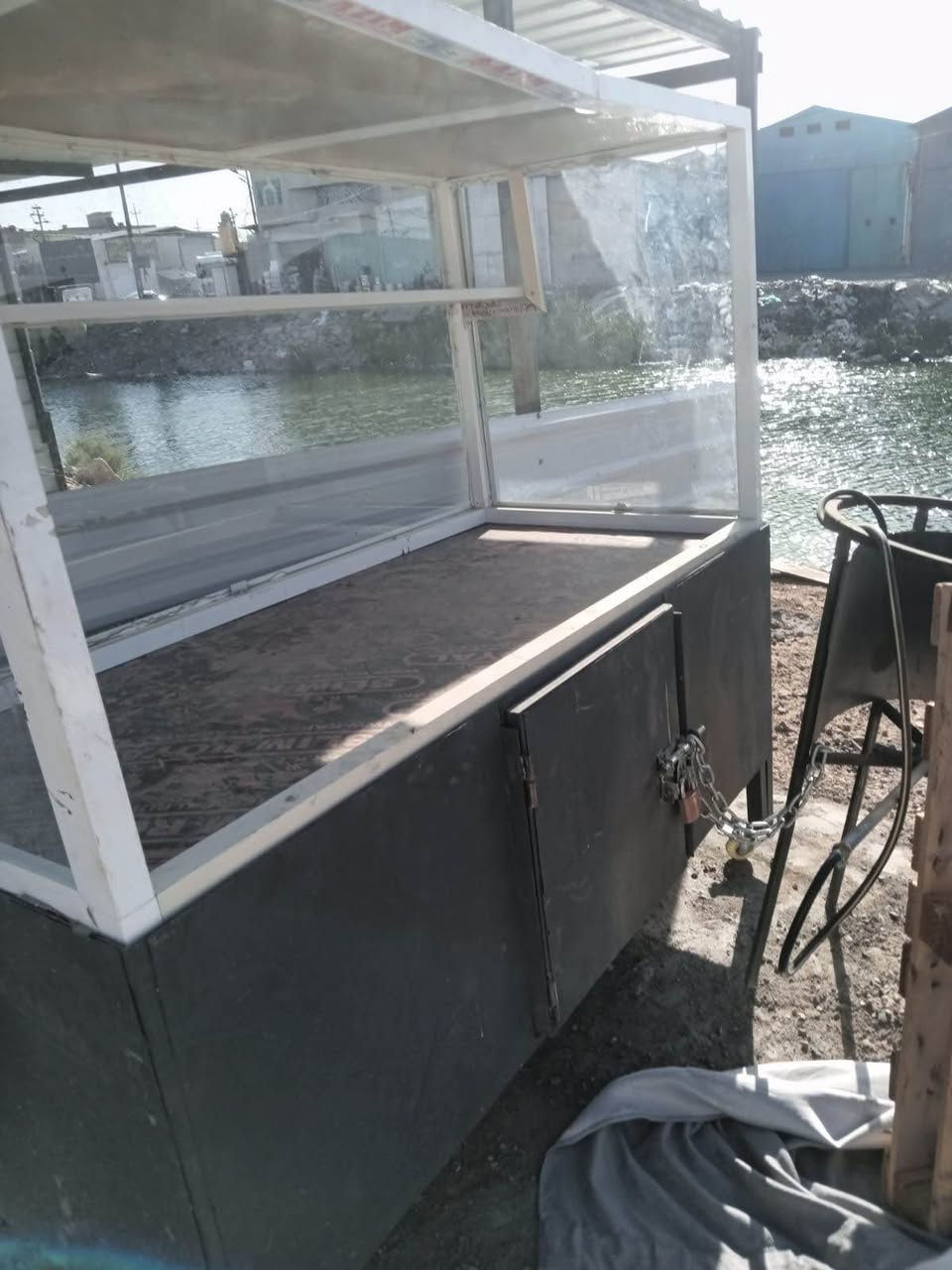عربانه حديد جديده اشتريتها وماستخدمتها حديد ومن فوك جام والمنيوم مكانها بصره العشار الداكير سعر450 وبيها مجال  الشراب يتواصل وياي على رقم تلفون

 *********** البصرة, العراق
