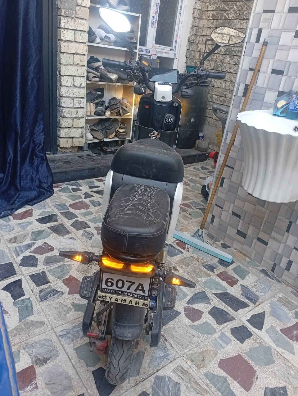 سلام عليكم دراجة R9 للبيع 
(نقصه فقط شاحنة) 
(5بطاريات دبل كبار)
(كهربائيات شغاله)
(سماعات بلوتوث 2 خارجيات)
دراجة شغاله وحلوة تجي وشوفه
سعره 290 بيه مجال قليل
مكاني بغداد مدينة الصدر 
شراي اتصل ***********
